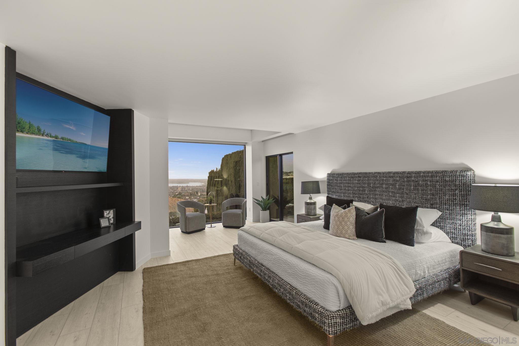 Detail Gallery Image 17 of 28 For 5811  Box Canyon Rd, La Jolla,  CA 92037 - 5 Beds | 4 Baths