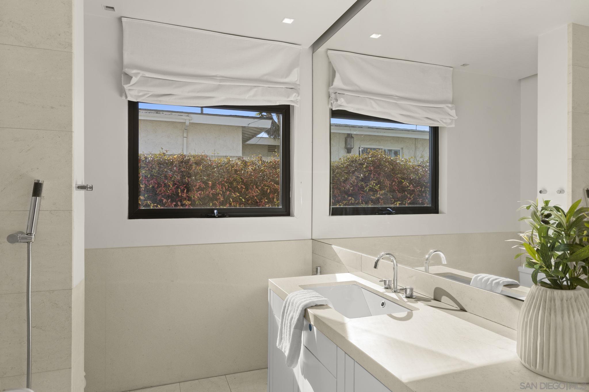 Detail Gallery Image 19 of 28 For 5811  Box Canyon Rd, La Jolla,  CA 92037 - 5 Beds | 4 Baths