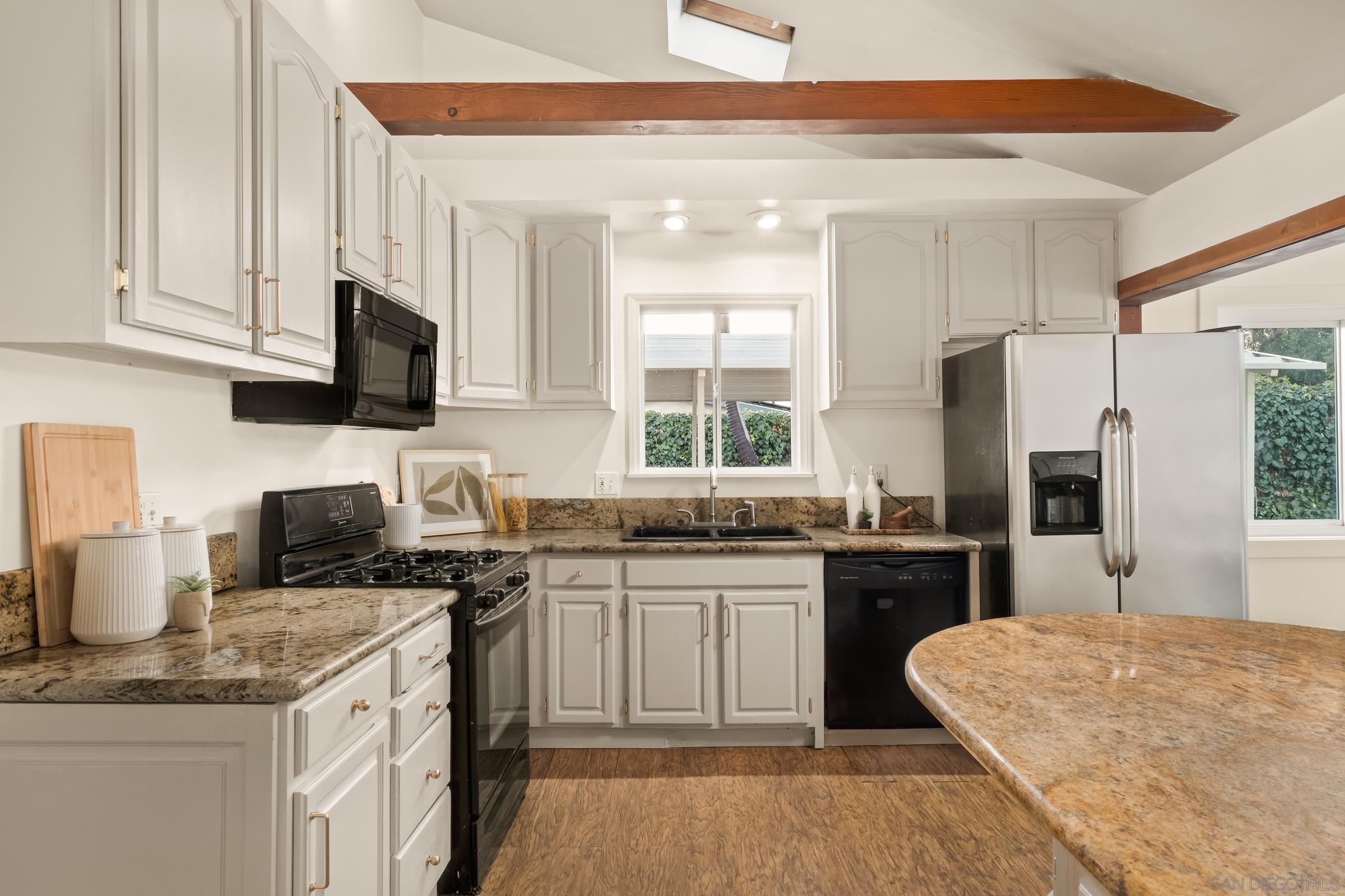 Detail Gallery Image 8 of 43 For 2713  Lancelot Dr, Oceanside,  CA 92054 - 3 Beds | 1/1 Baths