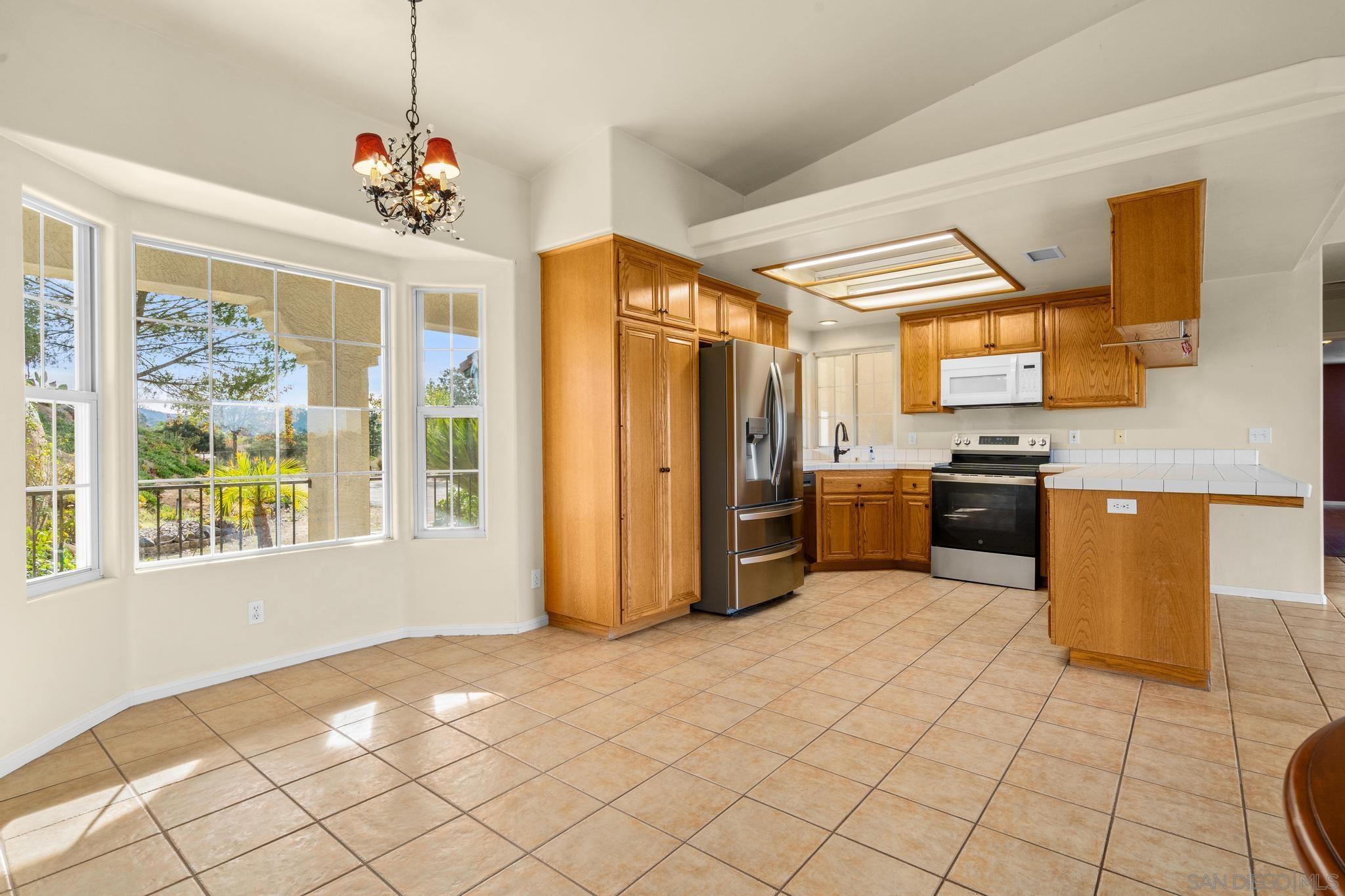 Detail Gallery Image 11 of 33 For 28703  Jenny Jay Court, Valley Center,  CA 92082 - 4 Beds | 3 Baths