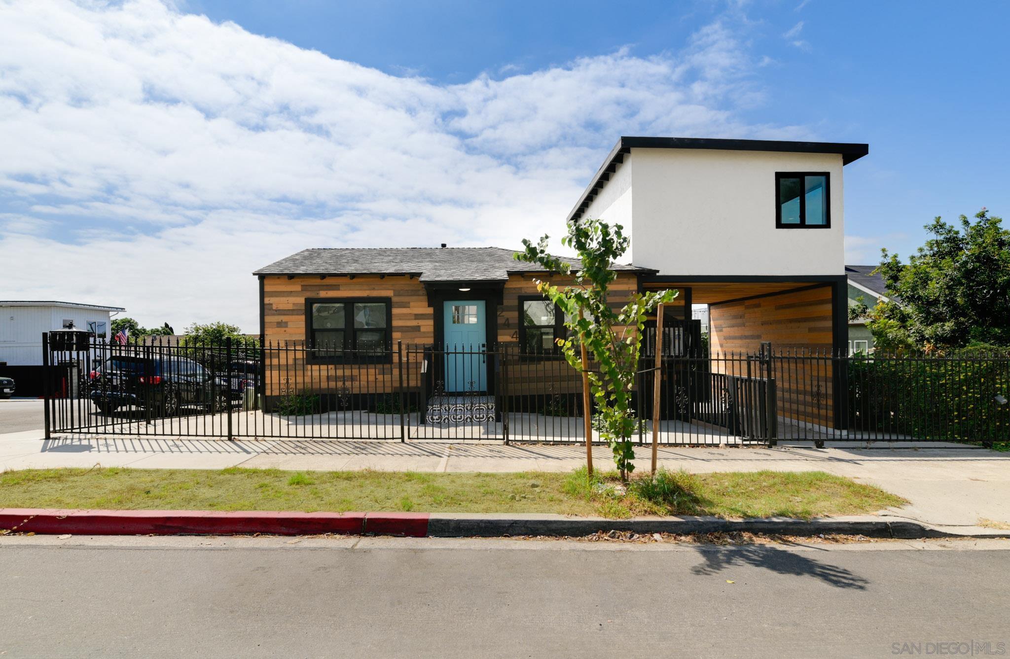 Detail Gallery Image 3 of 29 For 244  26th St, San Diego,  CA 92102 - 2 Beds | 2 Baths