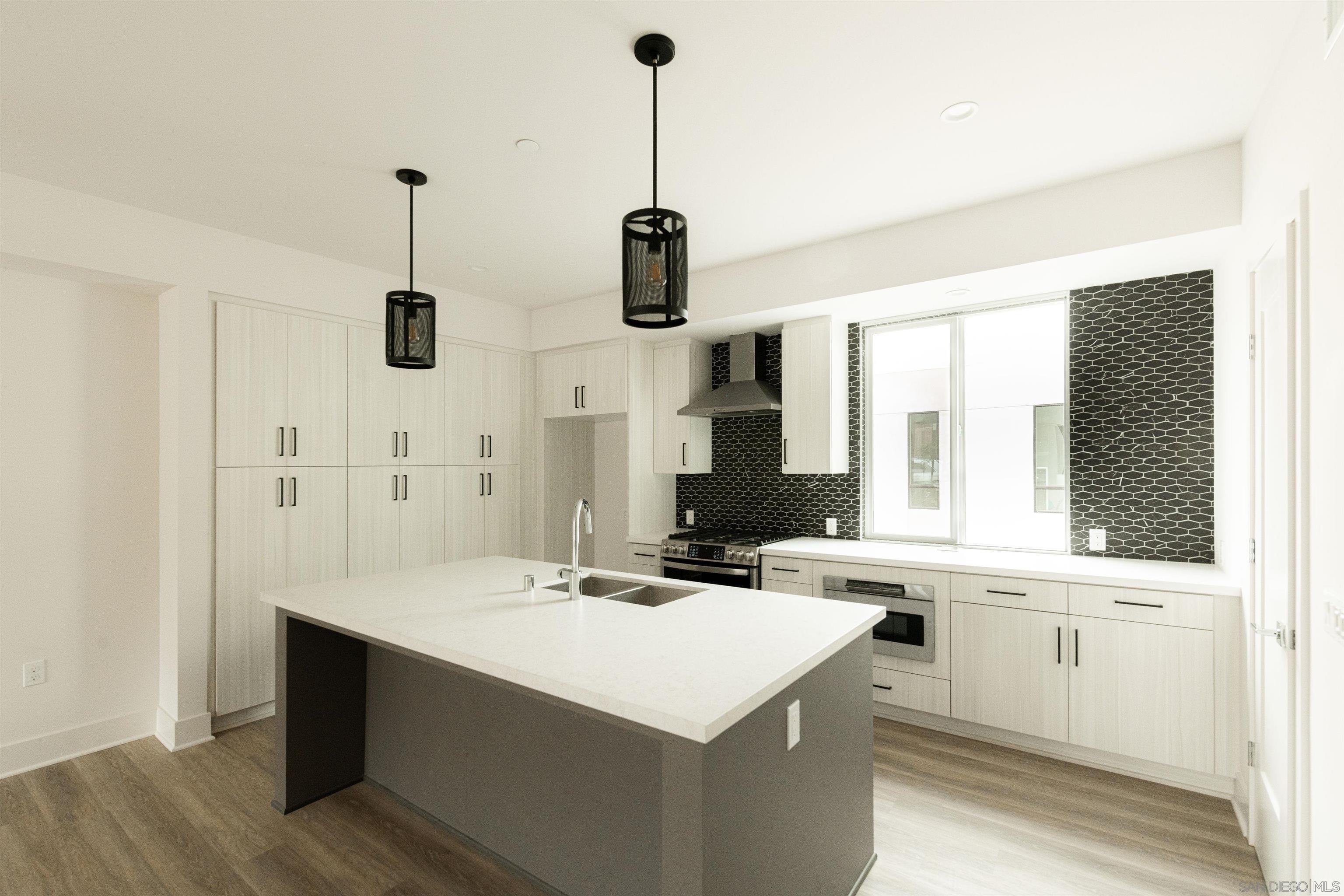 Detail Gallery Image 5 of 27 For 1045  32nd St  4, San Diego,  CA 92102 - 3 Beds | 3/1 Baths