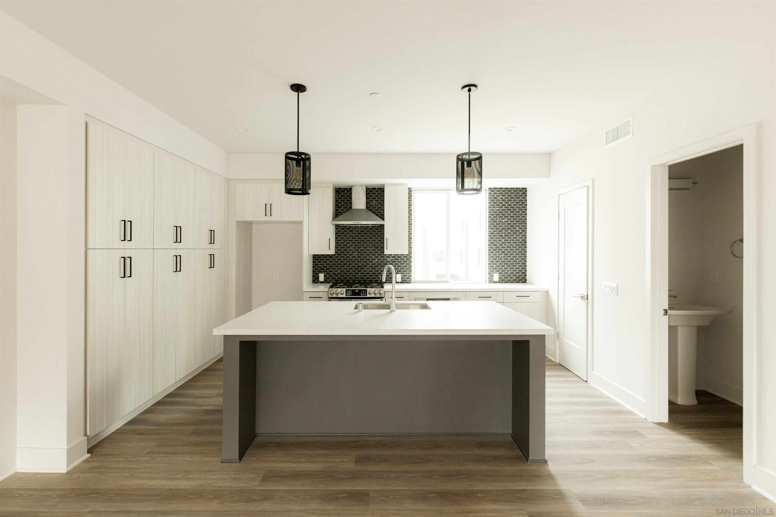 Detail Gallery Image 6 of 27 For 1045  32nd St  4, San Diego,  CA 92102 - 3 Beds | 3/1 Baths