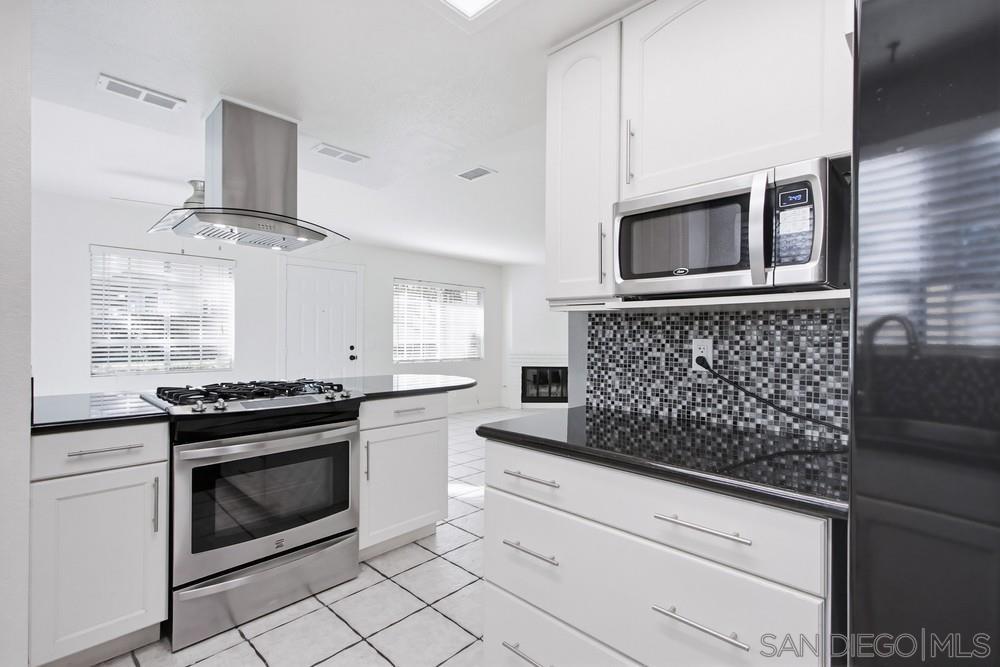 Detail Gallery Image 8 of 47 For 10180  Palm Glen Dr., Santee,  CA 92071 - 3 Beds | 2/1 Baths