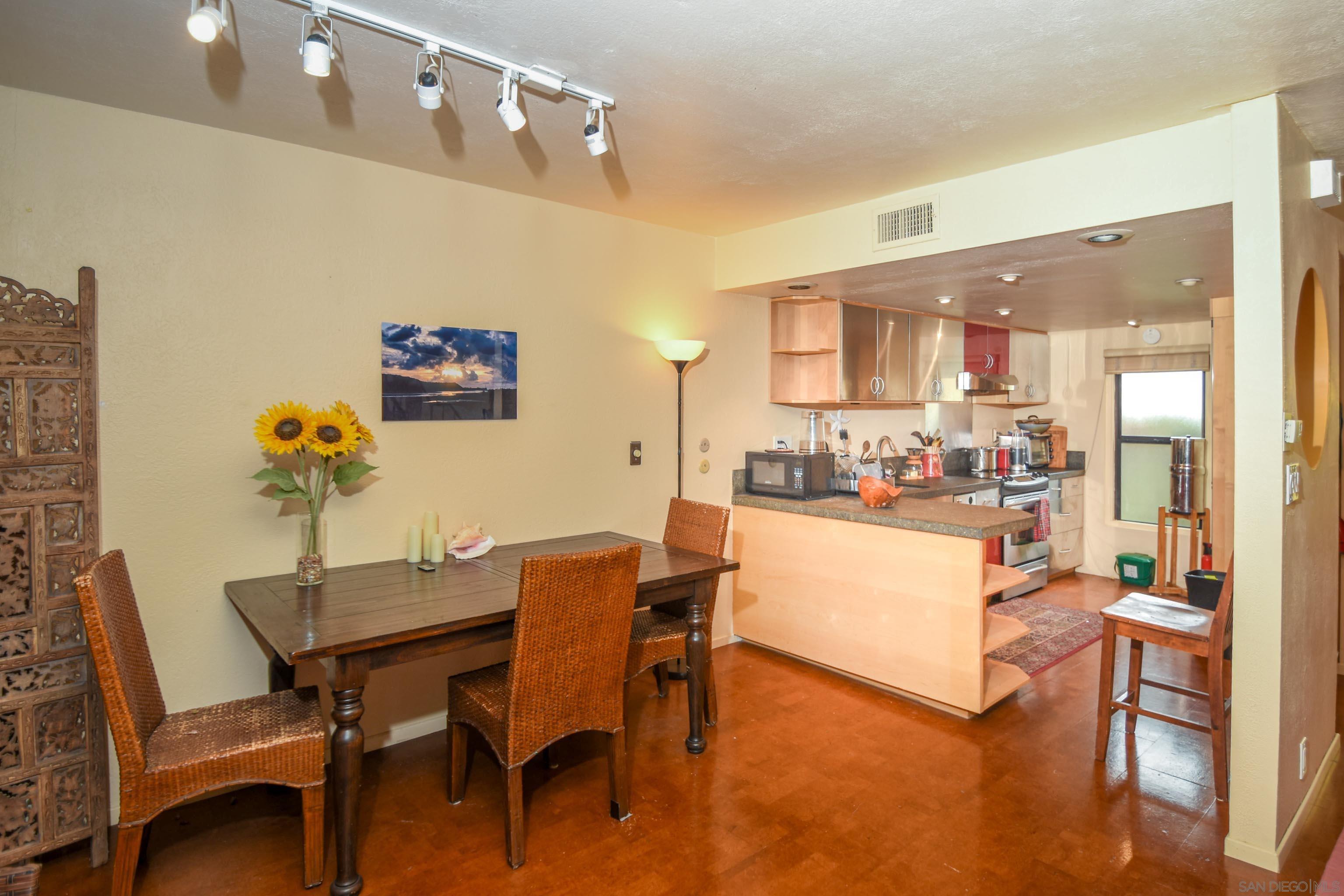 Detail Gallery Image 7 of 22 For 1917  Alga, Carlsbad,  CA 92009 - 2 Beds | 2/1 Baths