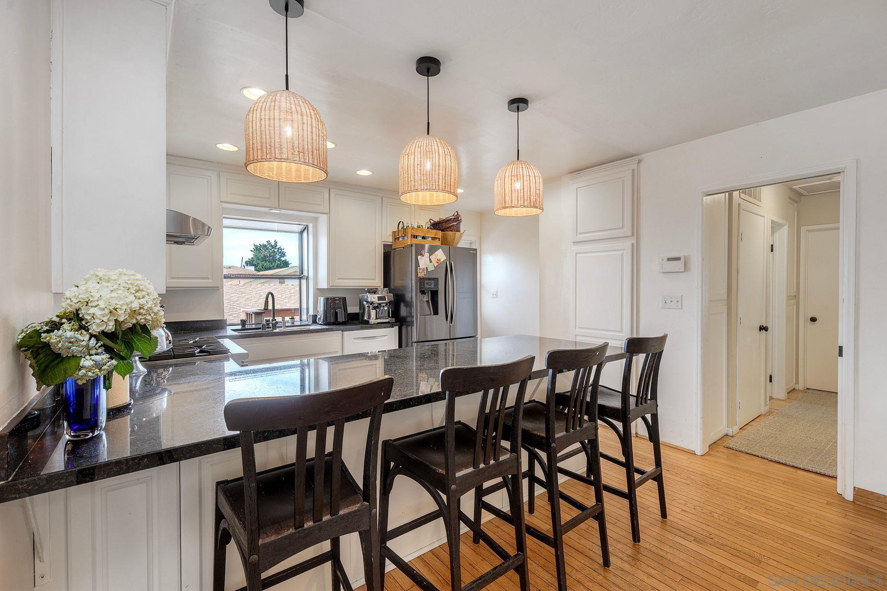 Detail Gallery Image 4 of 35 For 1166  Agate St, San Diego,  CA 92109 - 3 Beds | 2/1 Baths