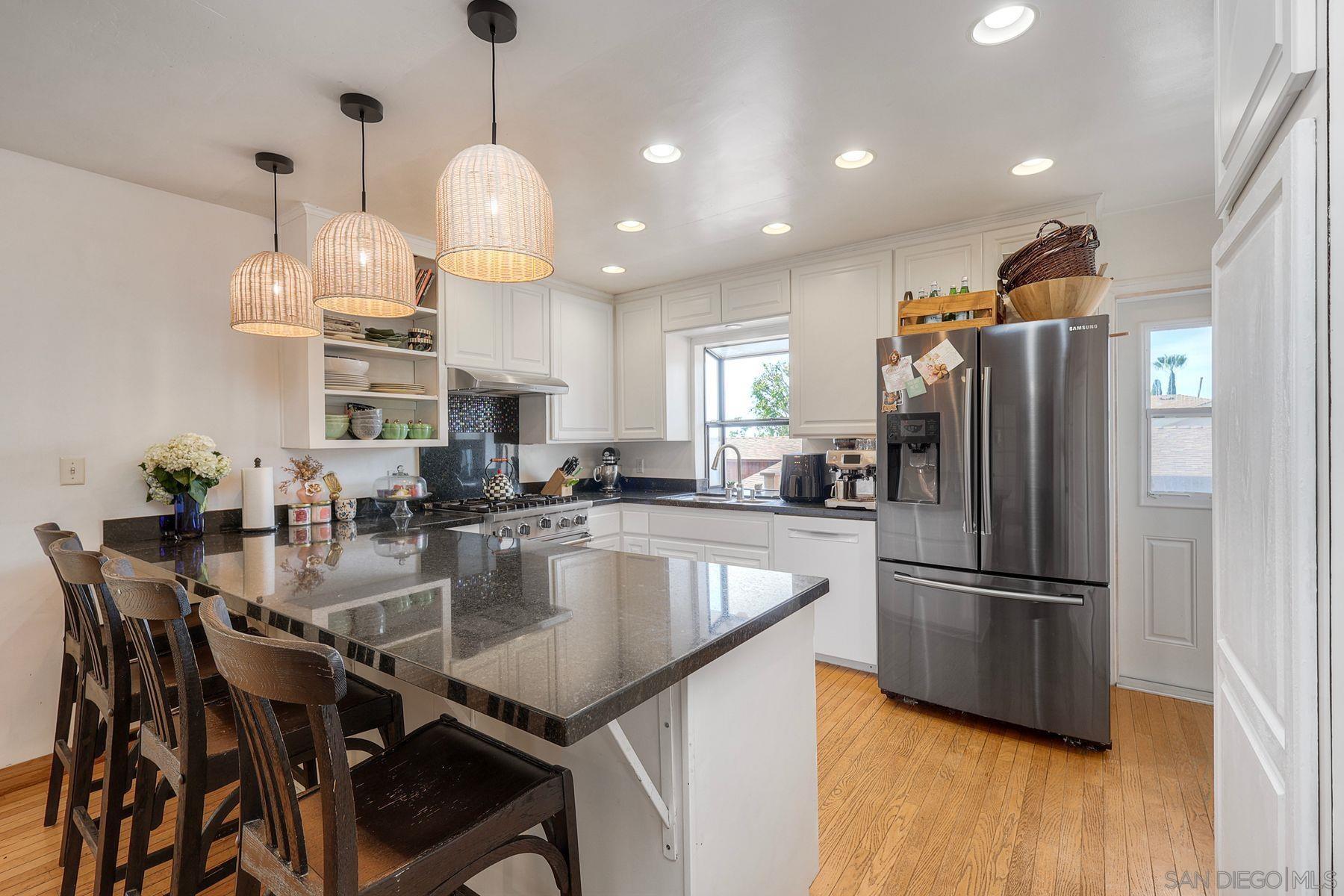 Detail Gallery Image 6 of 35 For 1166  Agate St, San Diego,  CA 92109 - 3 Beds | 2/1 Baths