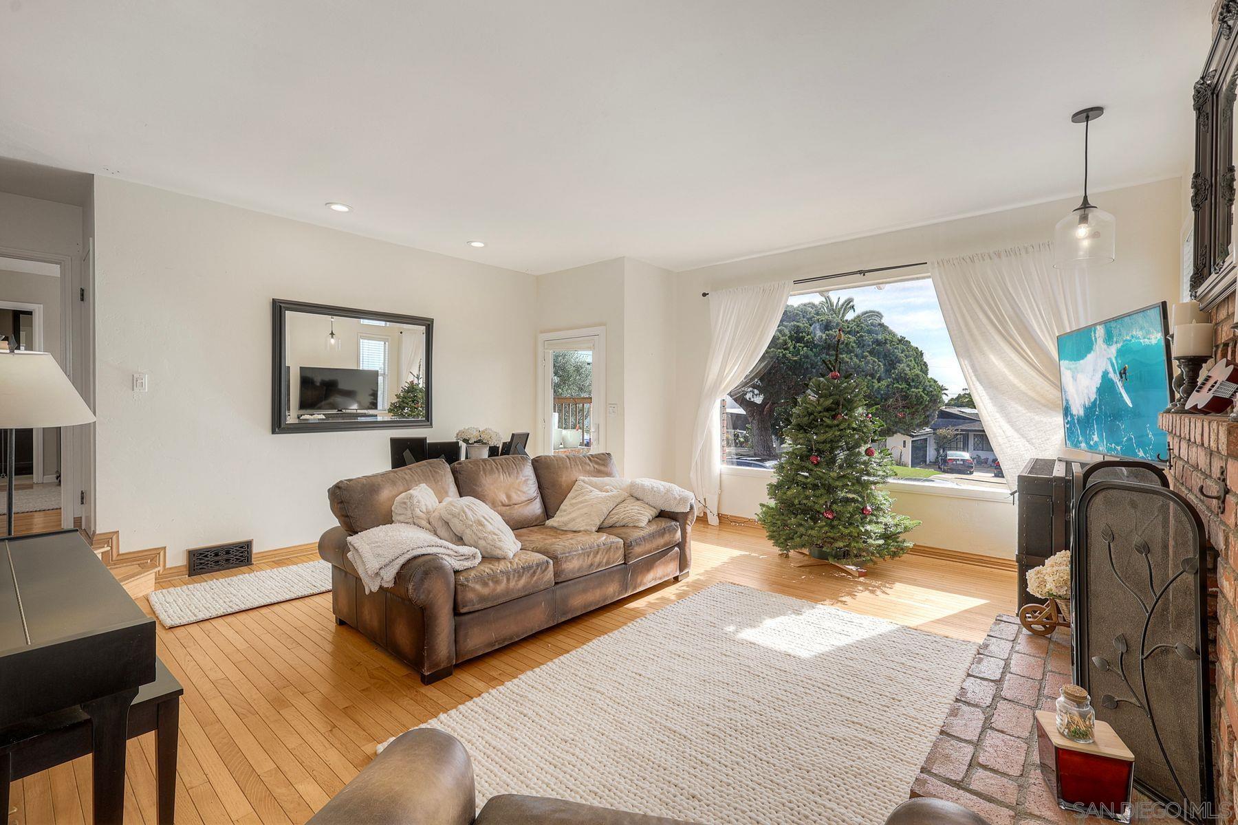 Detail Gallery Image 7 of 35 For 1166  Agate St, San Diego,  CA 92109 - 3 Beds | 2/1 Baths