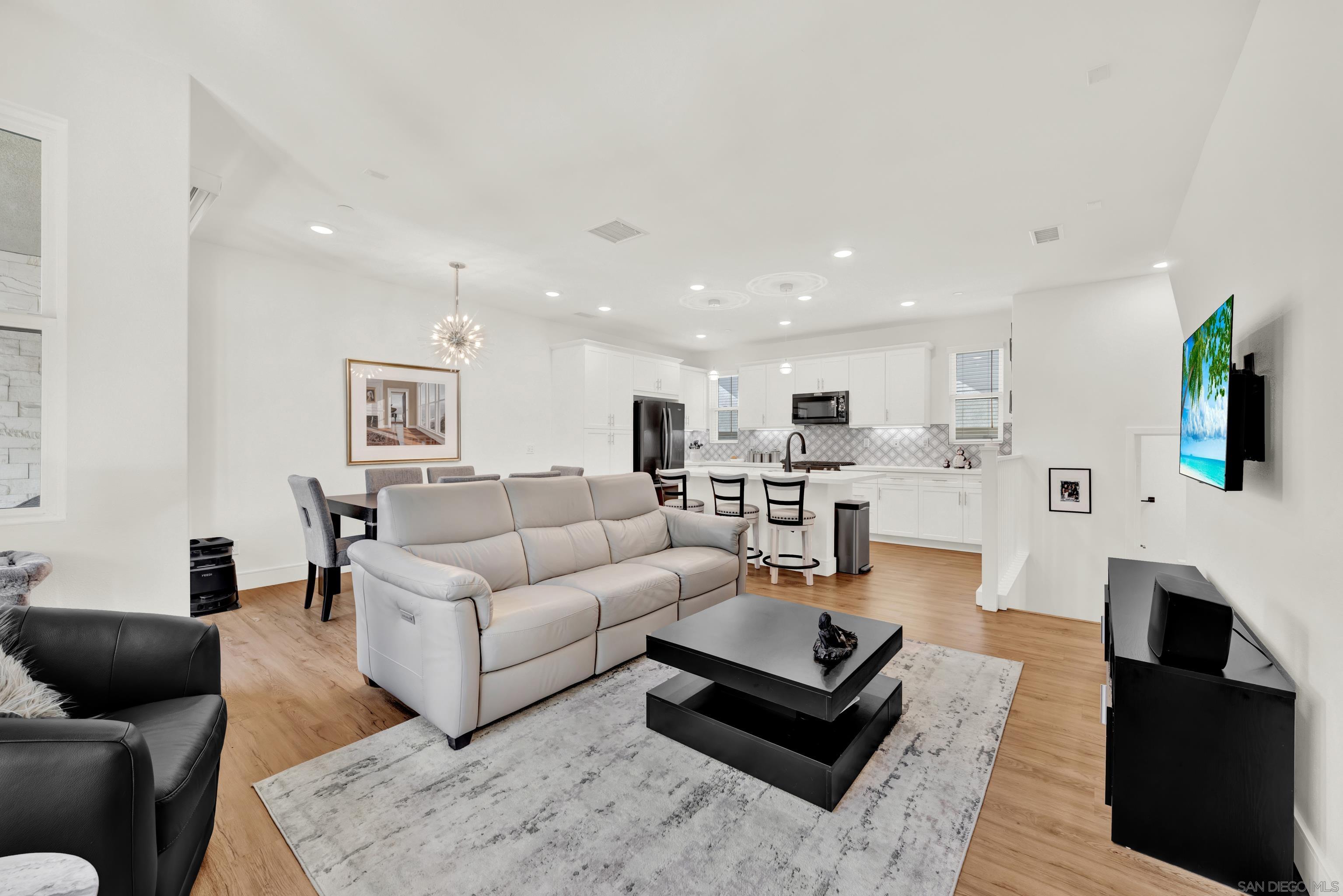 Detail Gallery Image 11 of 33 For 2756  via Alta Place, San Diego,  CA 92108 - 2 Beds | 2/1 Baths