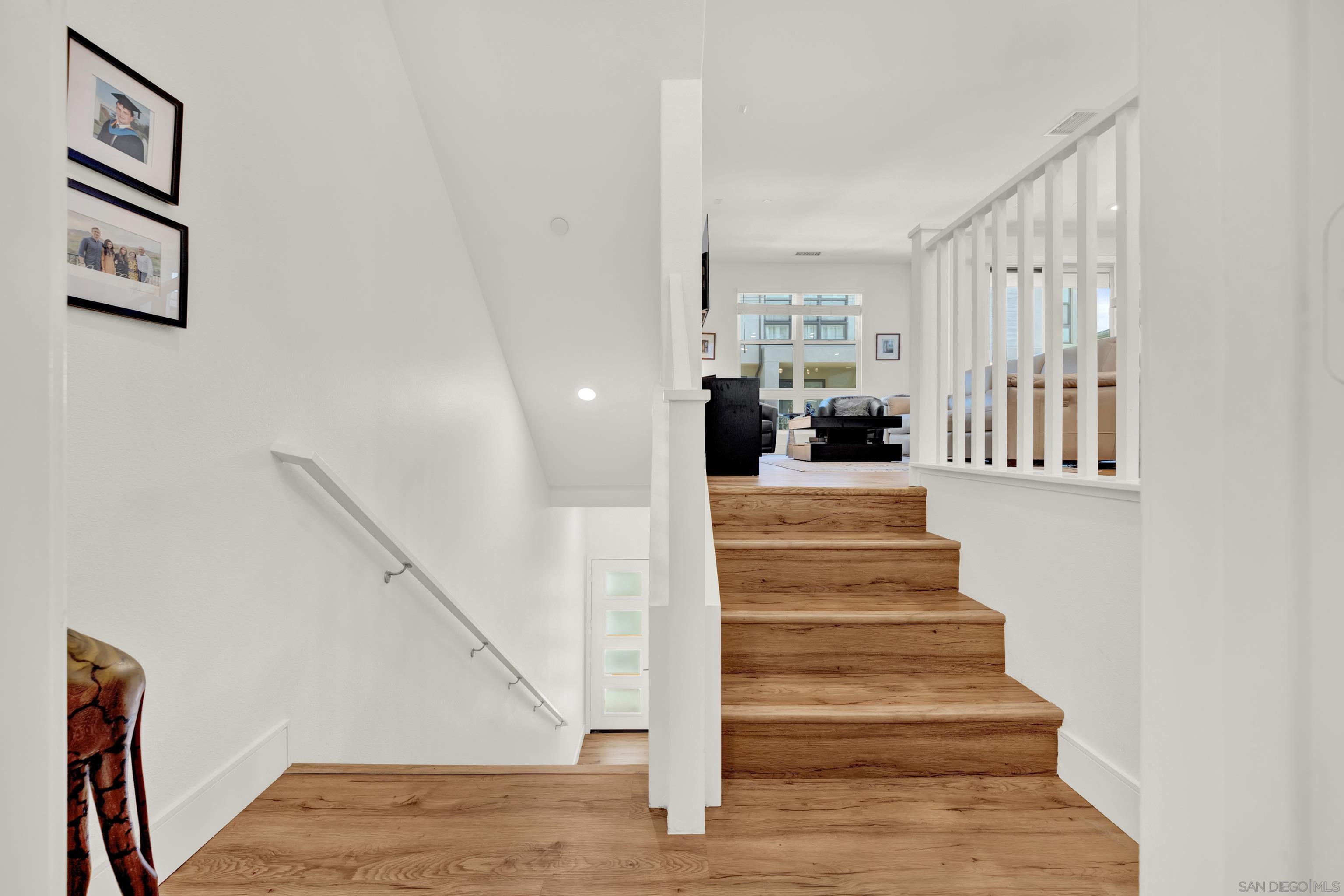 Detail Gallery Image 6 of 33 For 2756  via Alta Place, San Diego,  CA 92108 - 2 Beds | 2/1 Baths