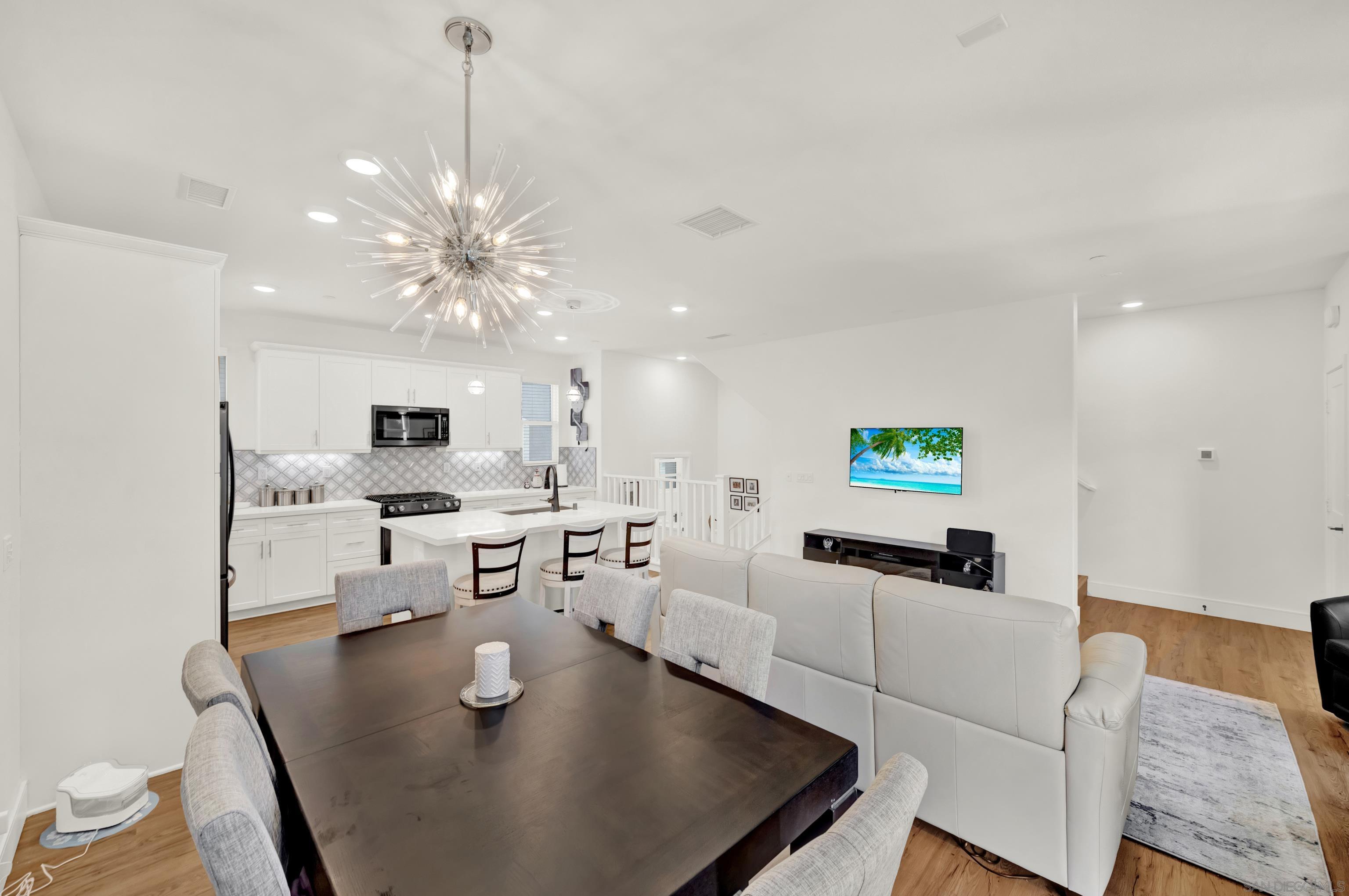 Detail Gallery Image 10 of 33 For 2756  via Alta Place, San Diego,  CA 92108 - 2 Beds | 2/1 Baths