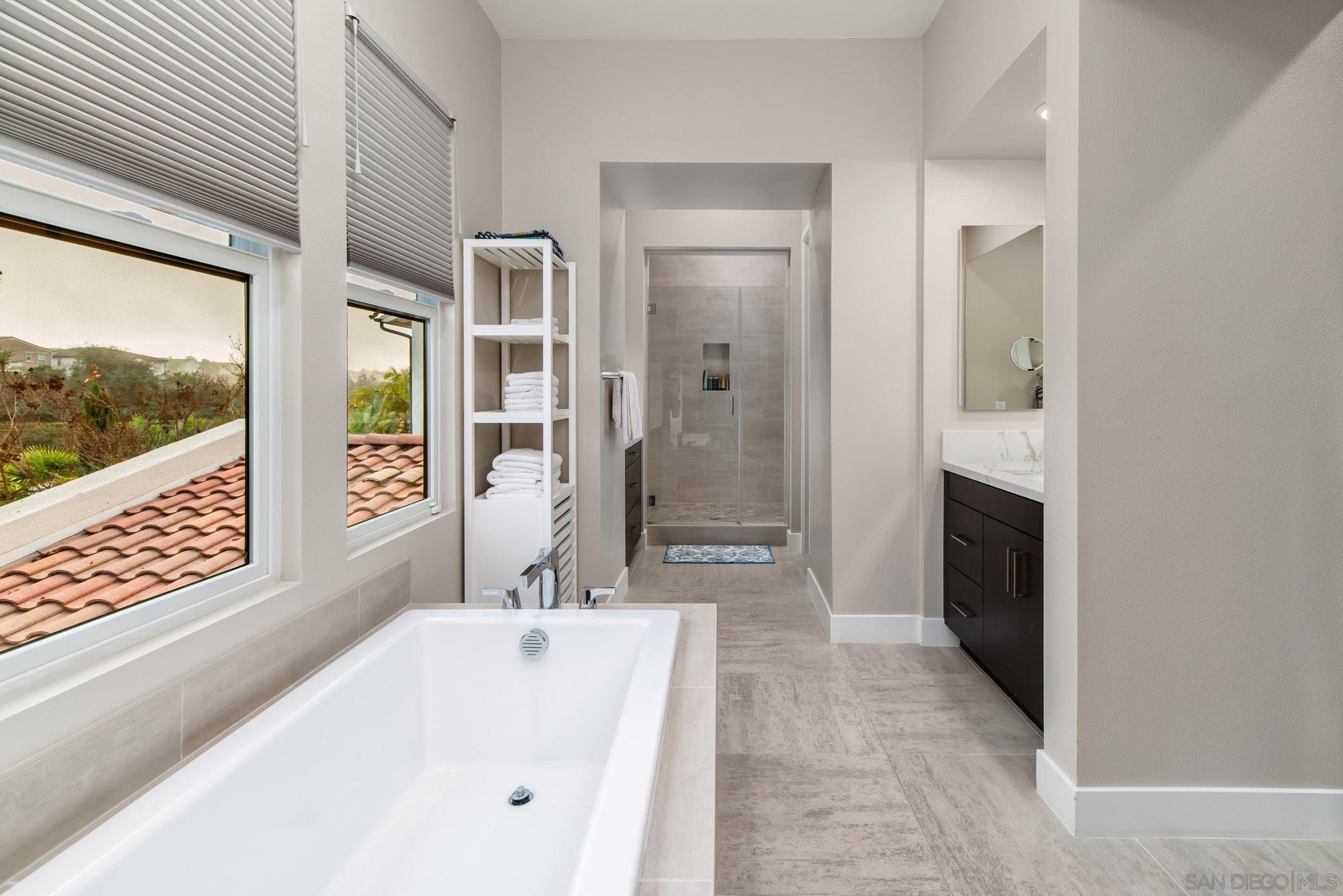 Detail Gallery Image 30 of 66 For 6203  Sunrose Crest Way, San Diego,  CA 92130 - 5 Beds | 5/1 Baths