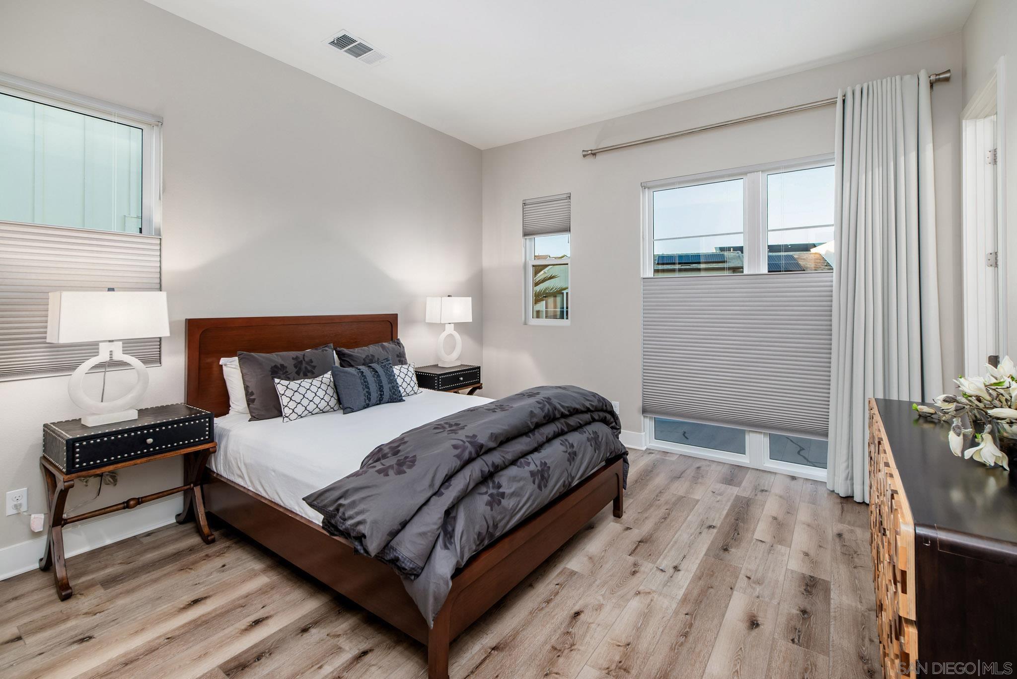 Detail Gallery Image 33 of 66 For 6203  Sunrose Crest Way, San Diego,  CA 92130 - 5 Beds | 5/1 Baths