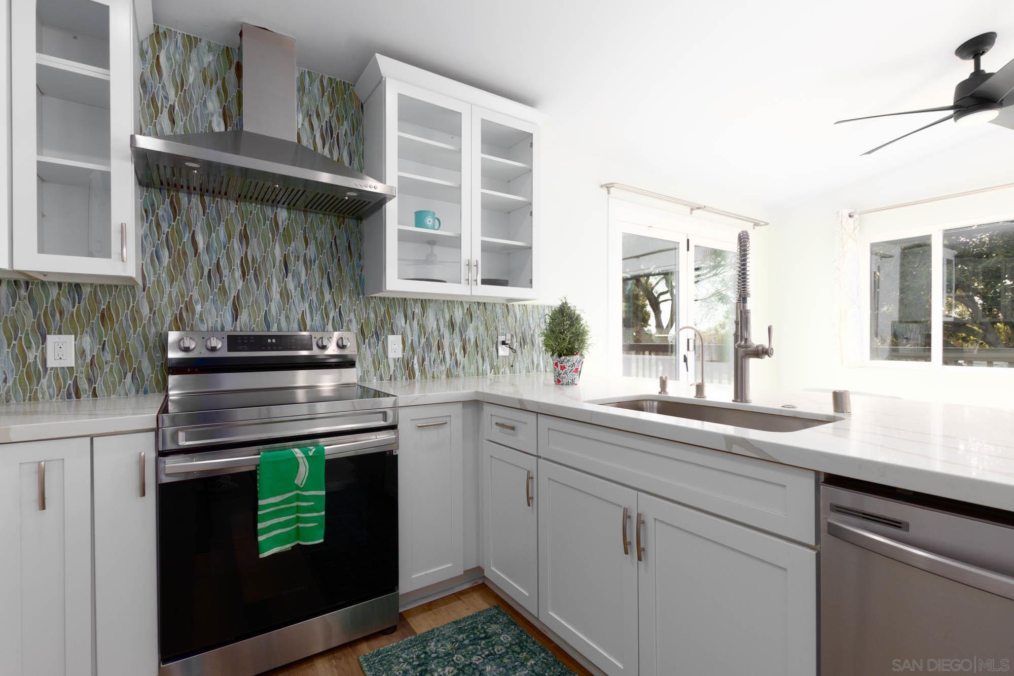 Detail Gallery Image 2 of 50 For 1718-1720  Westinghouse St, San Diego,  CA 92111 - 3 Beds | 3 Baths