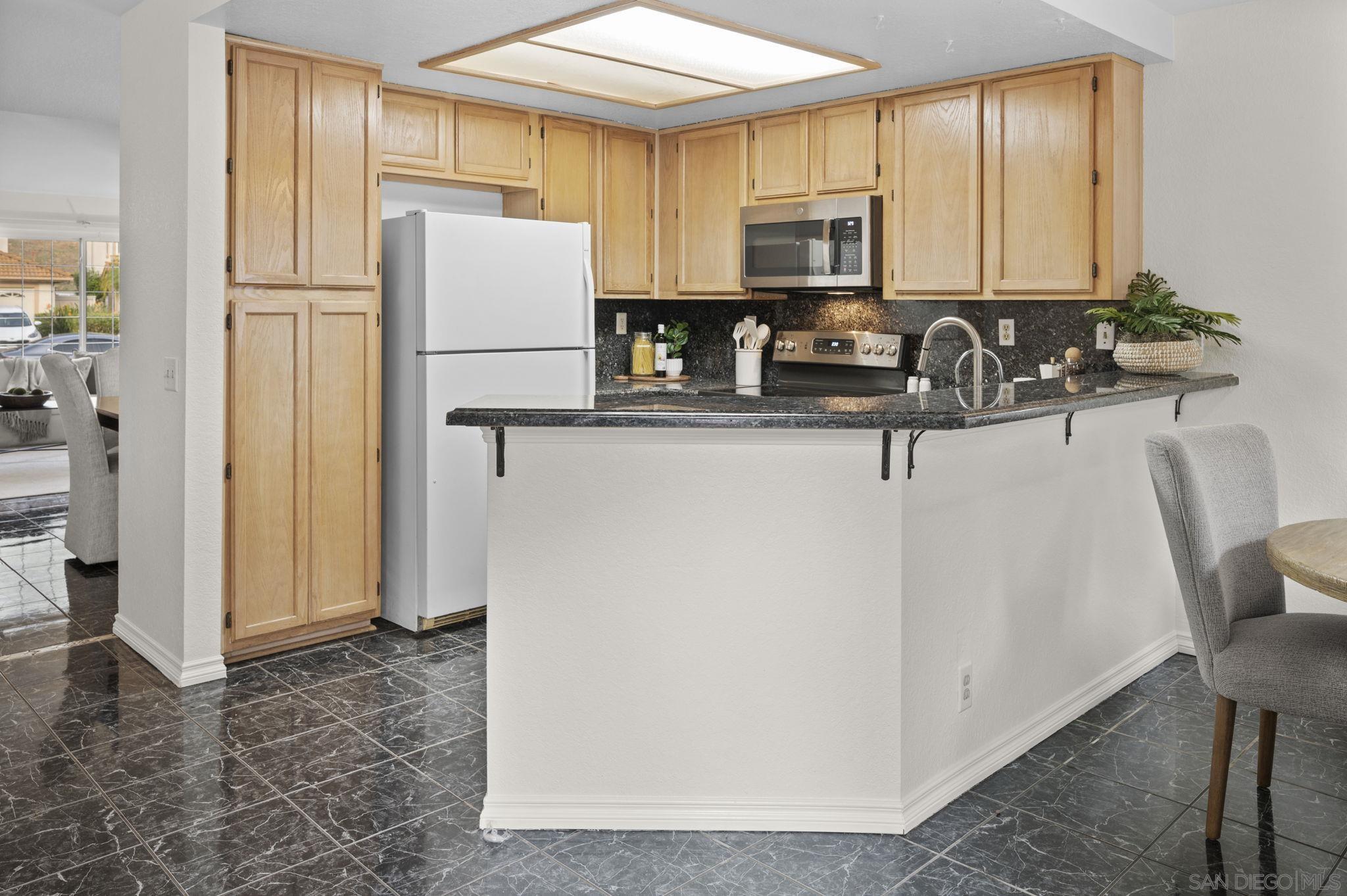 Detail Gallery Image 12 of 38 For 10919  Avenida De Los Lobos, San Diego,  CA 92127 - 3 Beds | 2 Baths