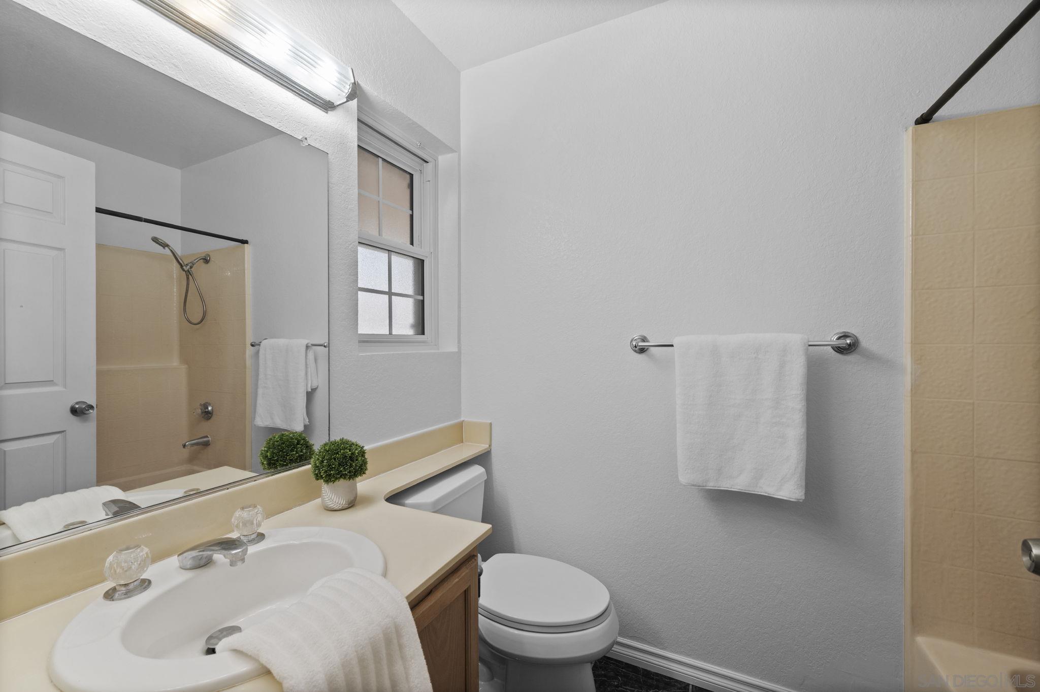 Detail Gallery Image 24 of 38 For 10919  Avenida De Los Lobos, San Diego,  CA 92127 - 3 Beds | 2 Baths