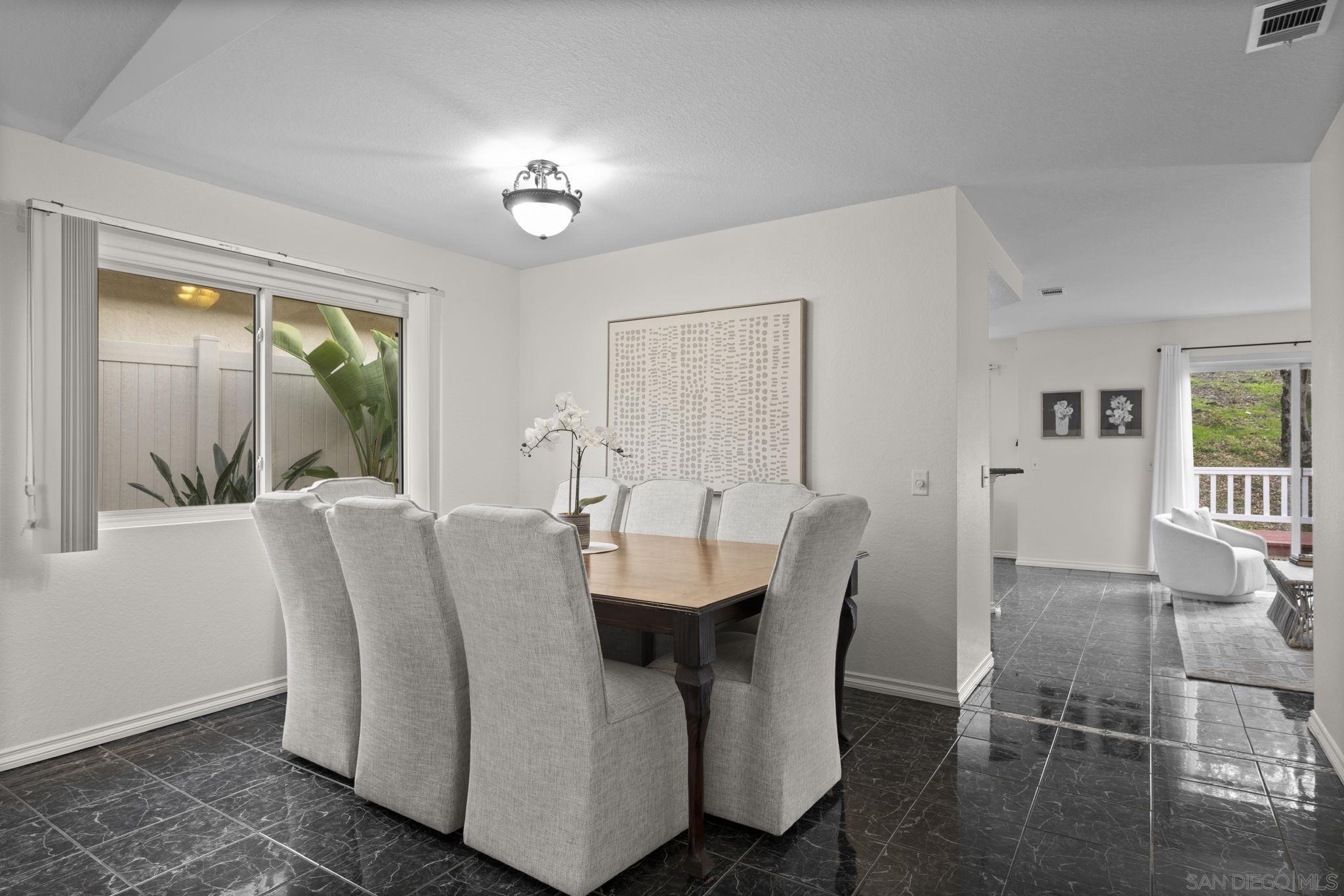 Detail Gallery Image 9 of 38 For 10919  Avenida De Los Lobos, San Diego,  CA 92127 - 3 Beds | 2 Baths