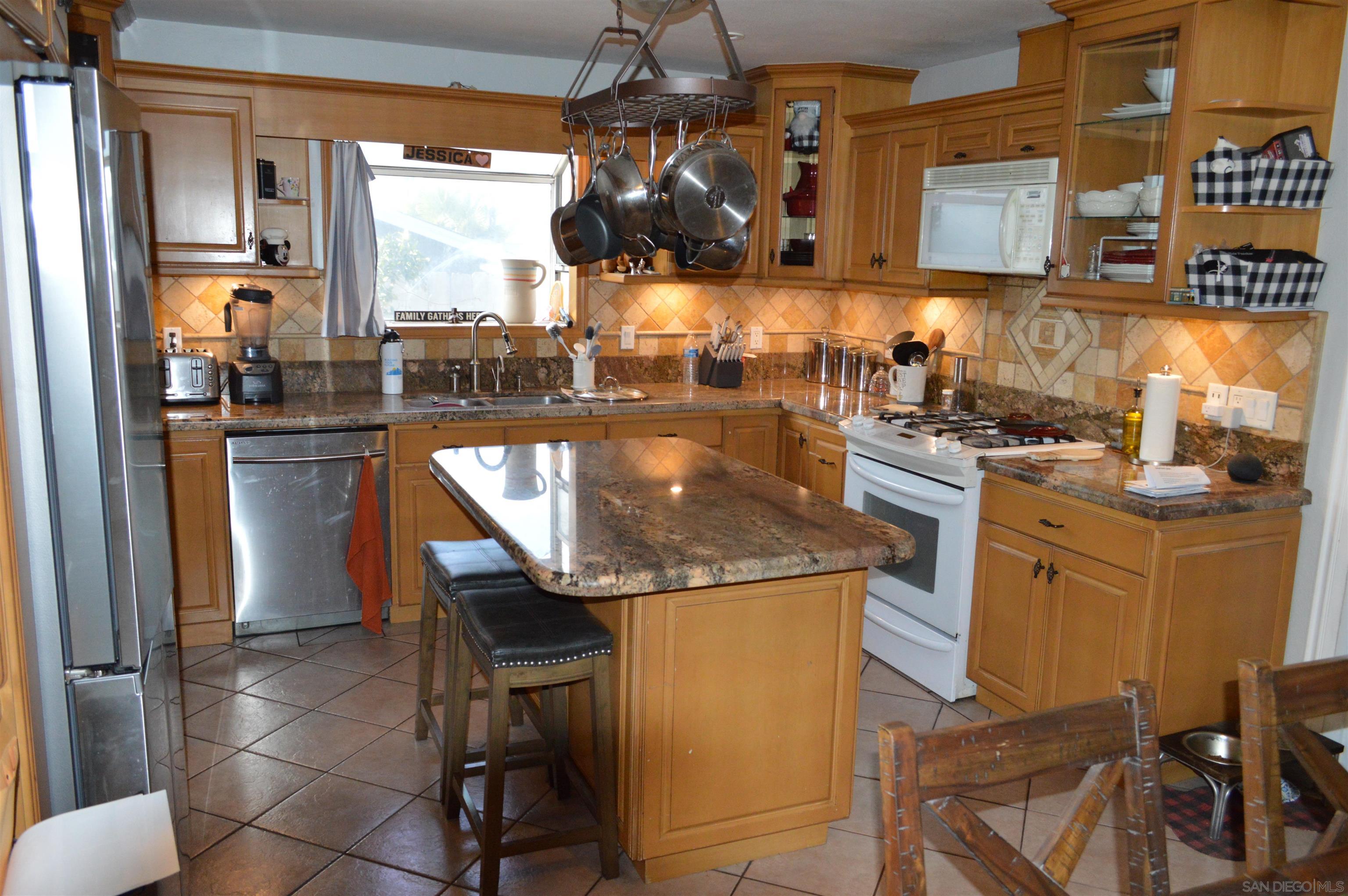 Detail Gallery Image 4 of 21 For 433  Thrush St., Chula Vista,  CA 91911 - 5 Beds | 2 Baths