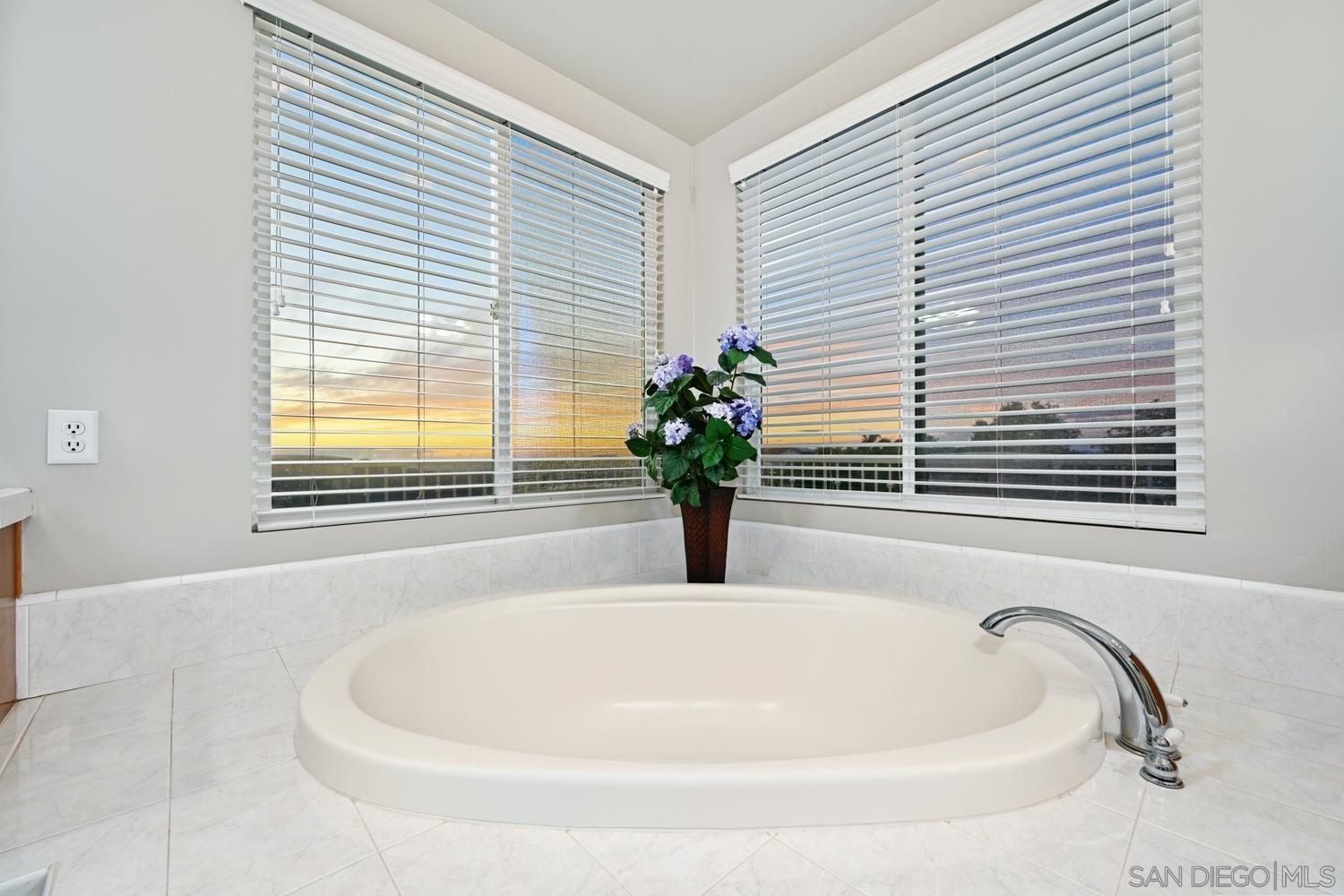 Detail Gallery Image 23 of 63 For 29190  Crystal Ridge Ct, Escondido,  CA 92026 - 5 Beds | 3/1 Baths