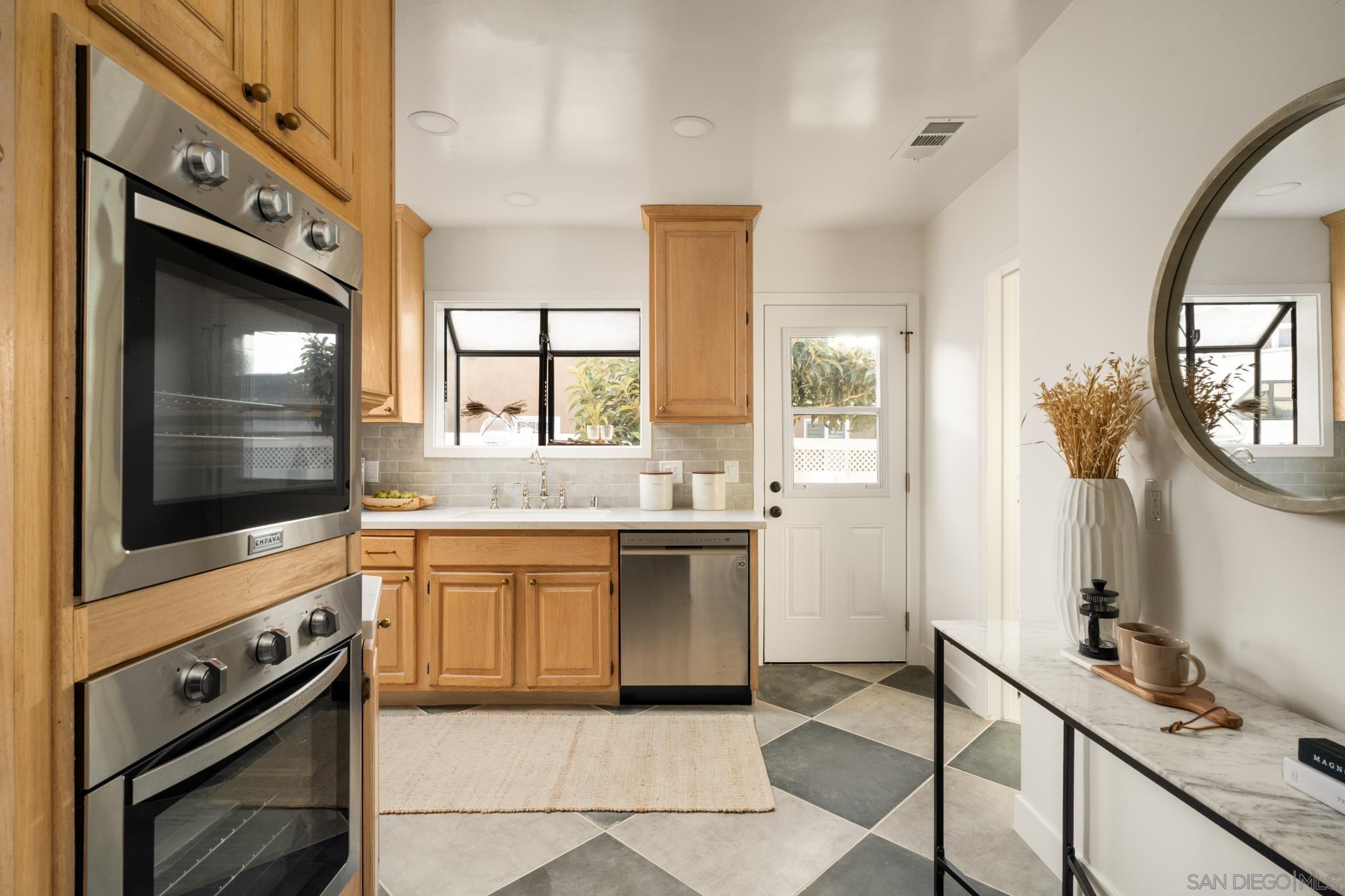 Detail Gallery Image 6 of 23 For 4993  February St, San Diego,  CA 92110 - 3 Beds | 2 Baths