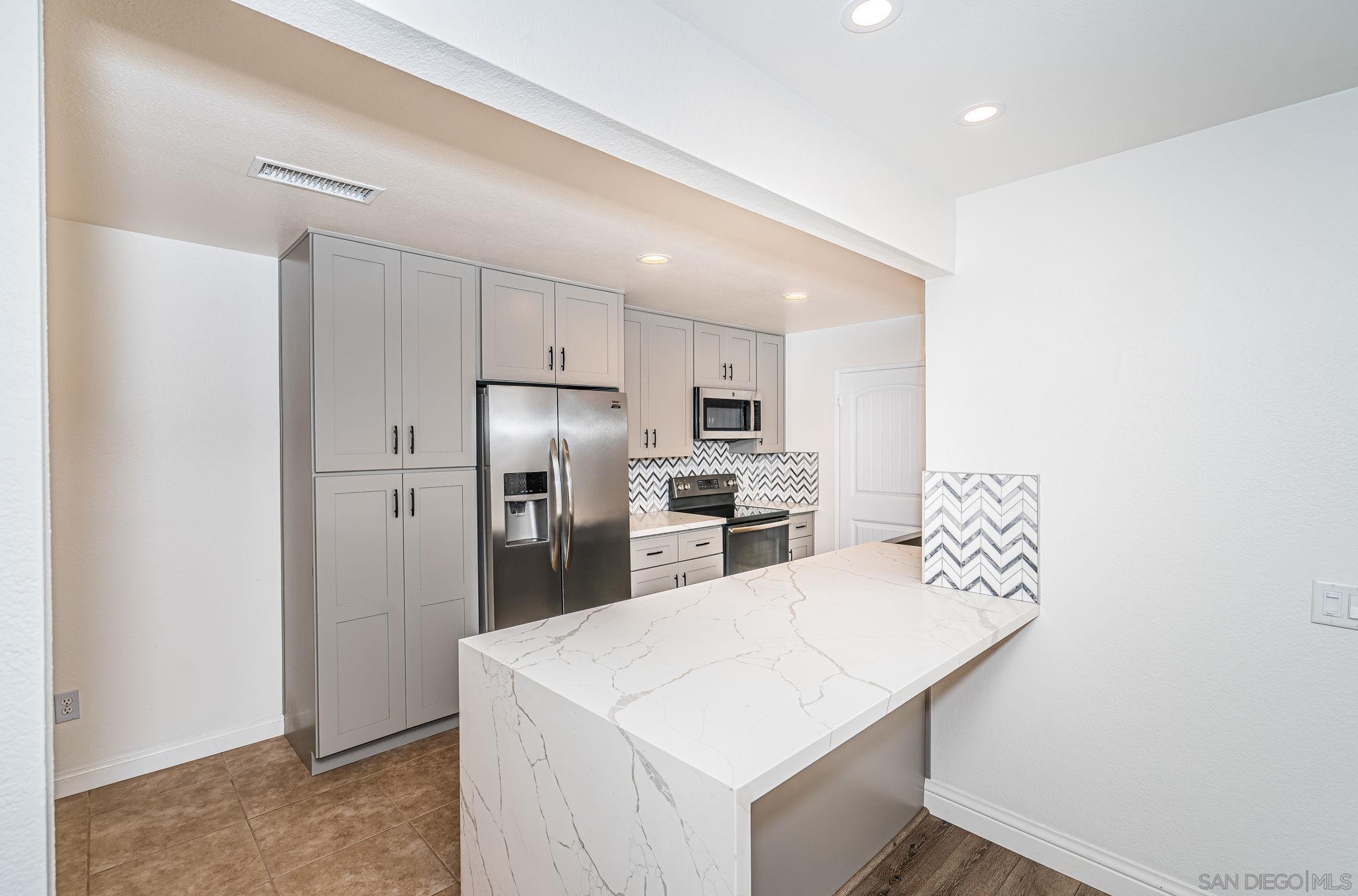 Detail Gallery Image 7 of 26 For 13675  Comuna Dr, Poway,  CA 92064 - 3 Beds | 3 Baths