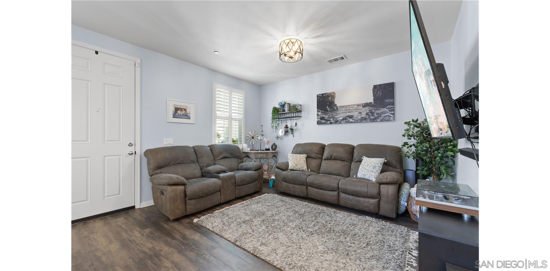 Detail Gallery Image 2 of 25 For 524  Turnstone Ln, Imperial Beach,  CA 91932 - 4 Beds | 3 Baths