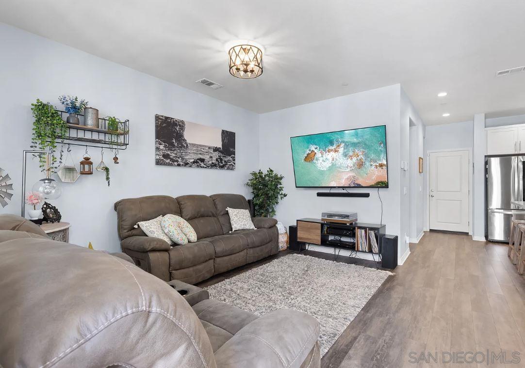 Detail Gallery Image 3 of 25 For 524  Turnstone Ln, Imperial Beach,  CA 91932 - 4 Beds | 3 Baths