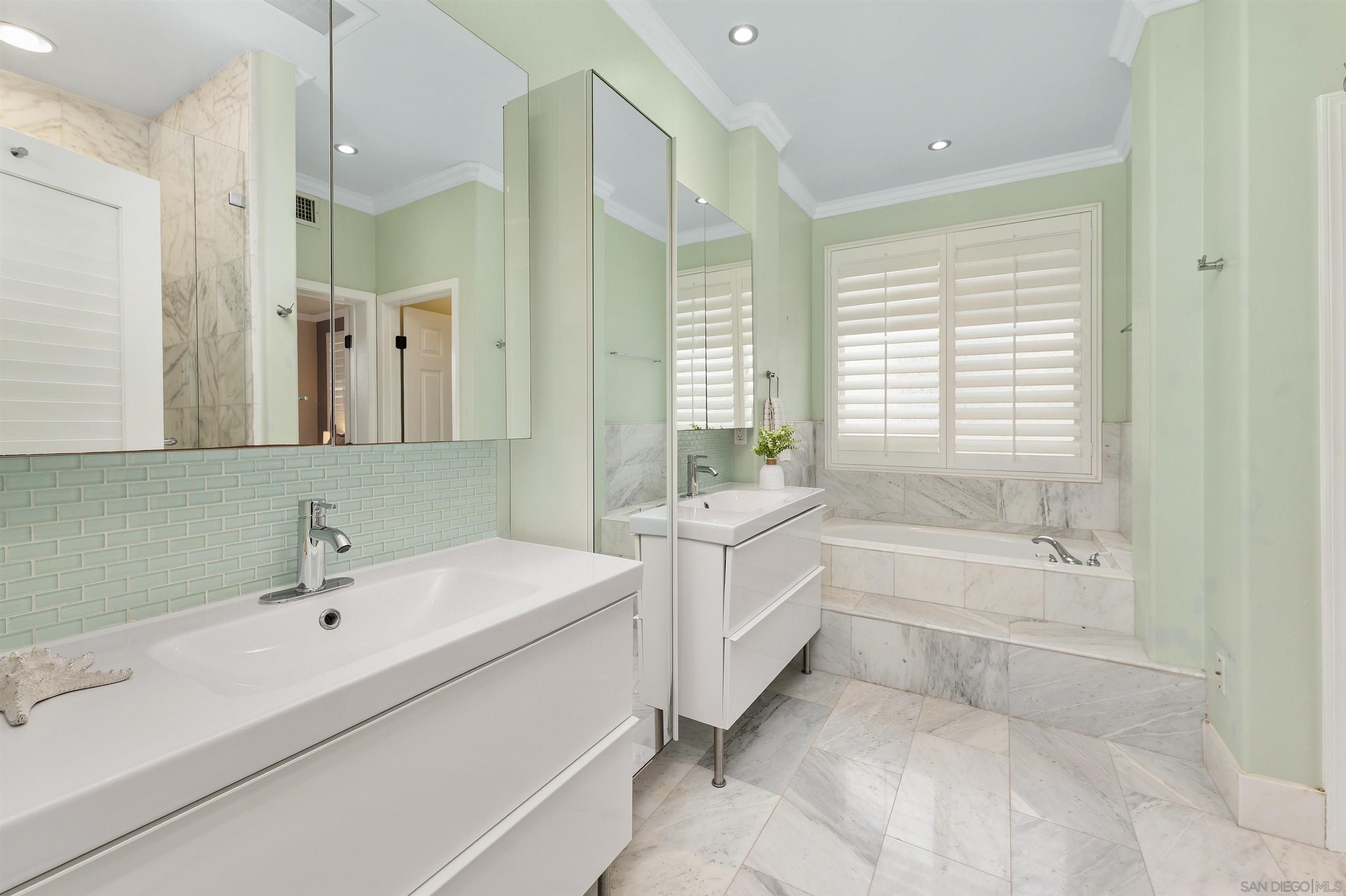 Detail Gallery Image 14 of 32 For 6077  Firwood Row, La Jolla,  CA 92037 - 4 Beds | 3/1 Baths