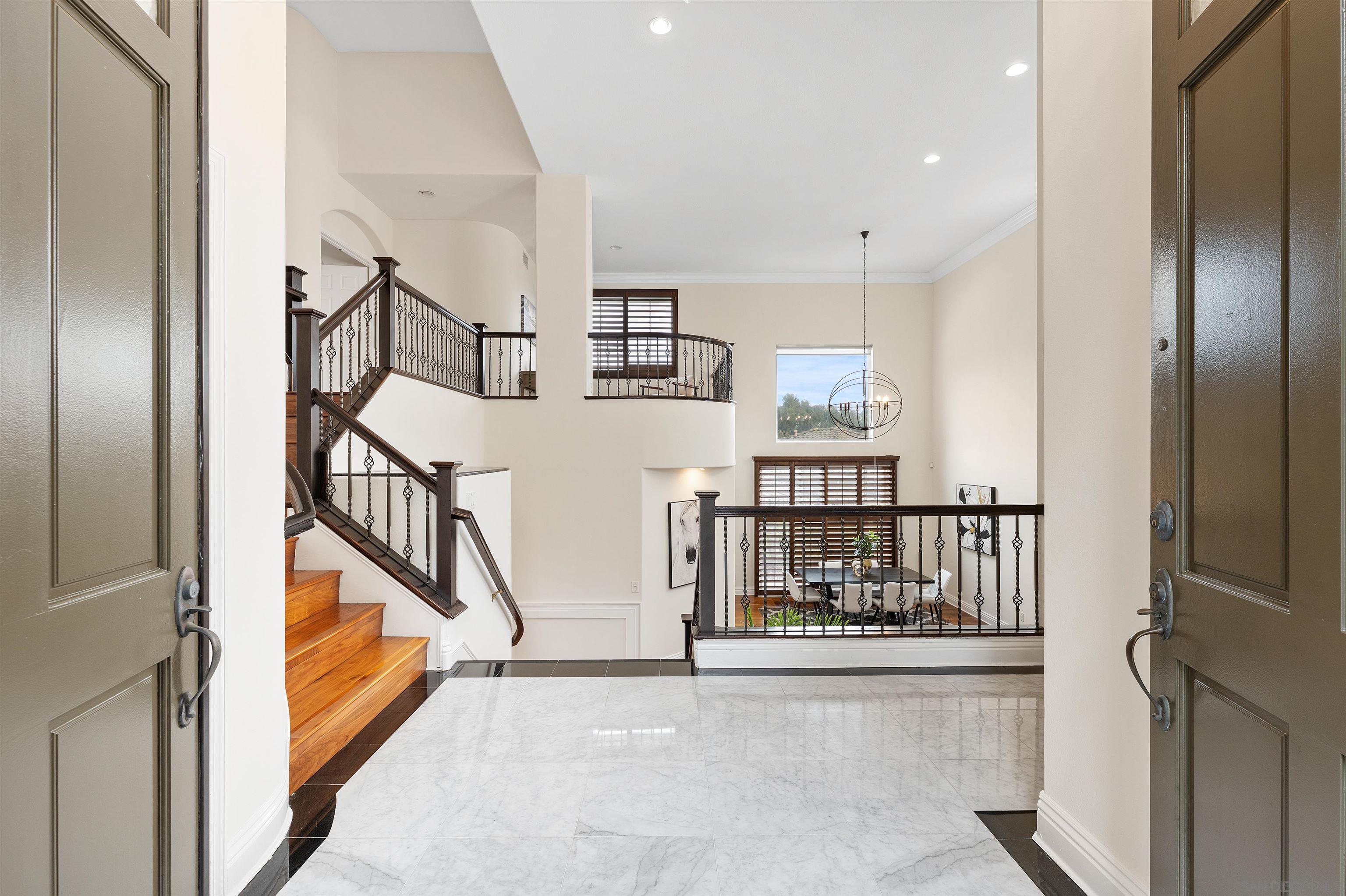 Detail Gallery Image 4 of 32 For 6077  Firwood Row, La Jolla,  CA 92037 - 4 Beds | 3/1 Baths