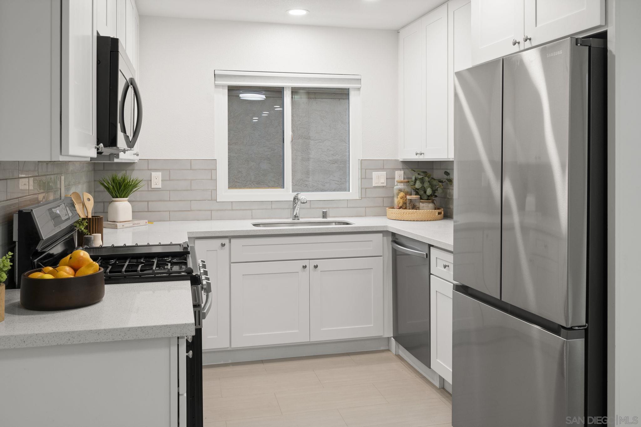 Detail Gallery Image 8 of 42 For 4468  White Pine Way, Oceanside,  CA 92057 - 3 Beds | 2/1 Baths