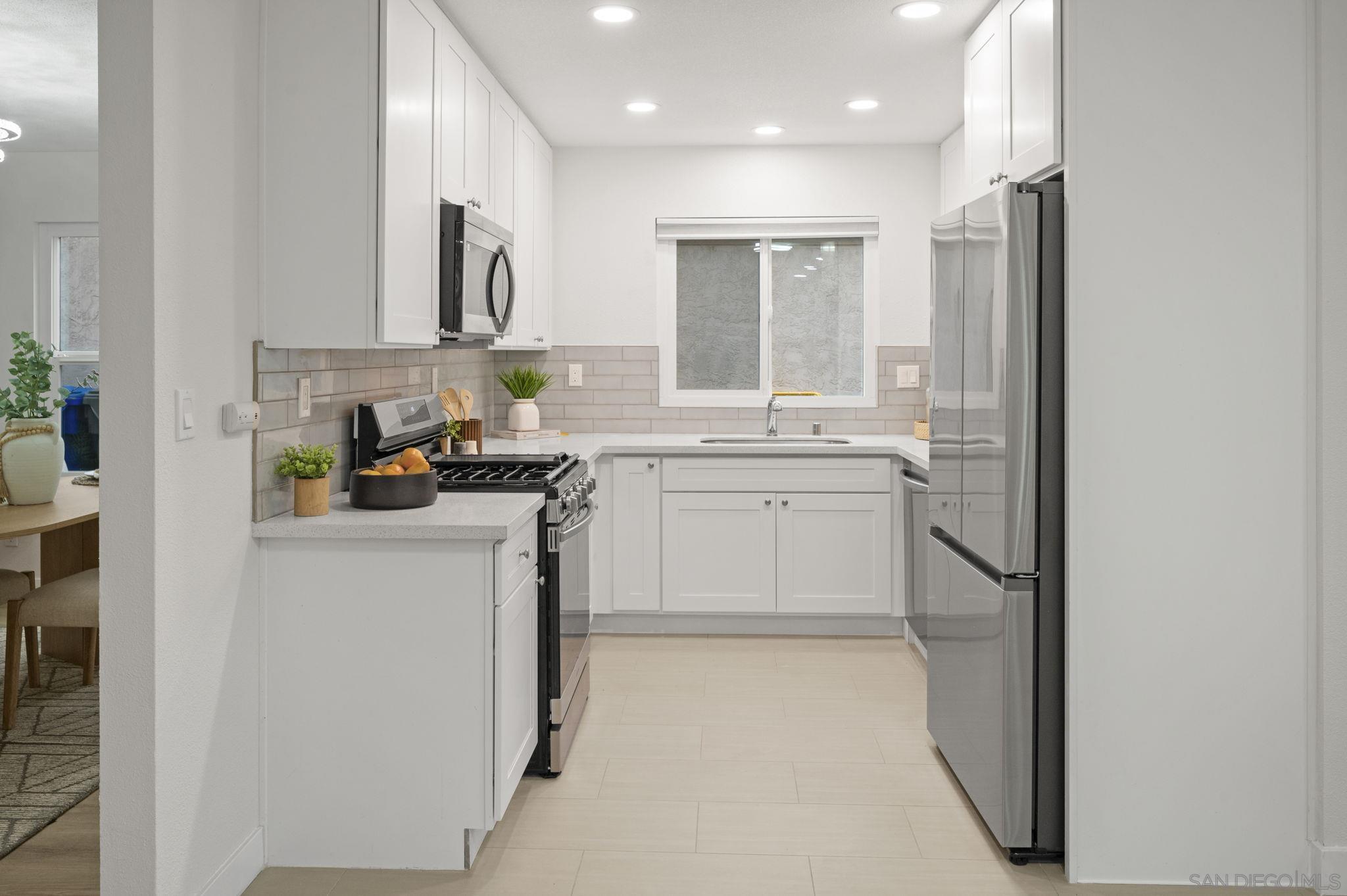 Detail Gallery Image 9 of 42 For 4468  White Pine Way, Oceanside,  CA 92057 - 3 Beds | 2/1 Baths