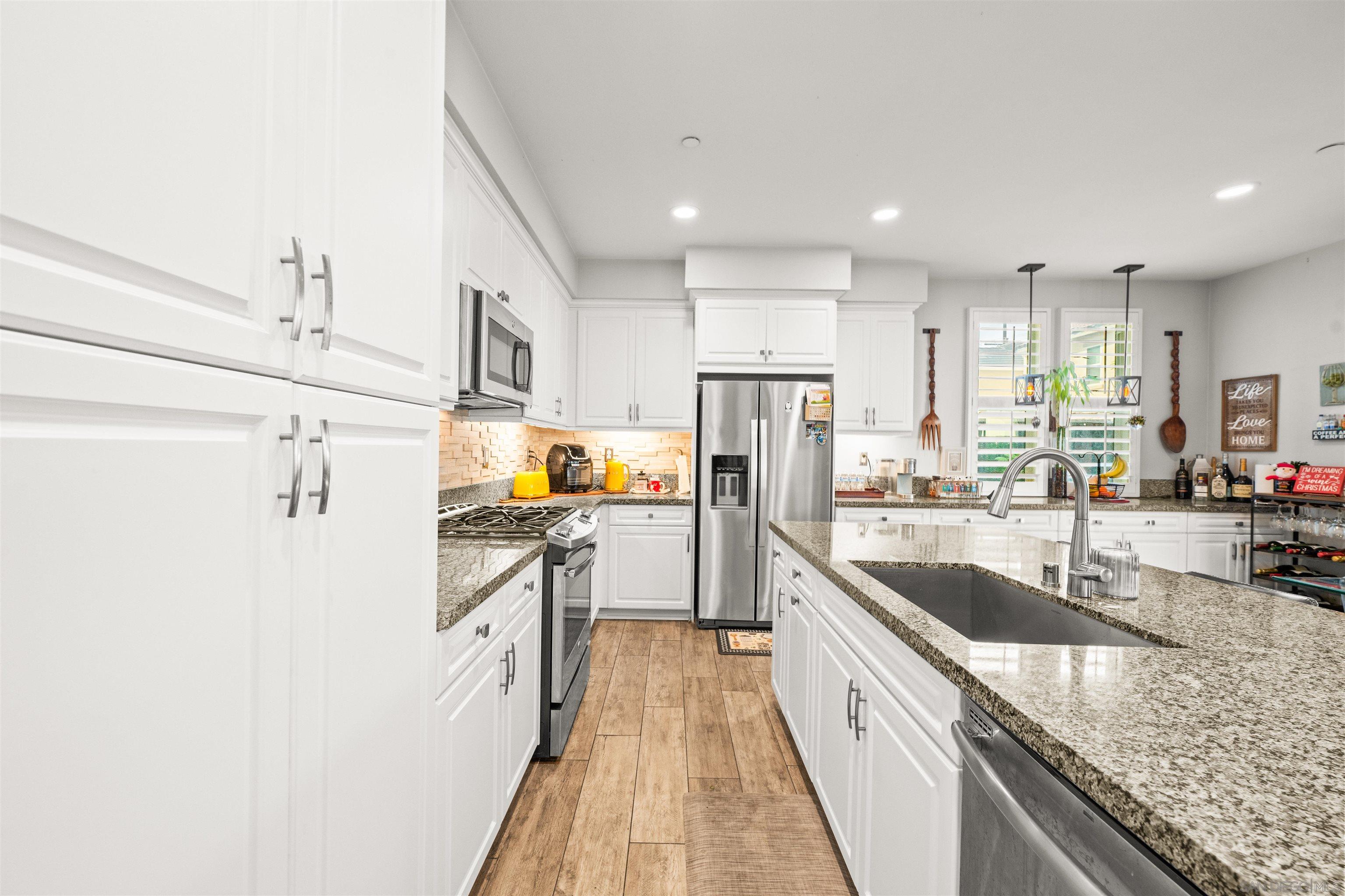 Detail Gallery Image 10 of 57 For 940  Rolling Dunes Way, San Diego,  CA 92154 - 5 Beds | 3 Baths