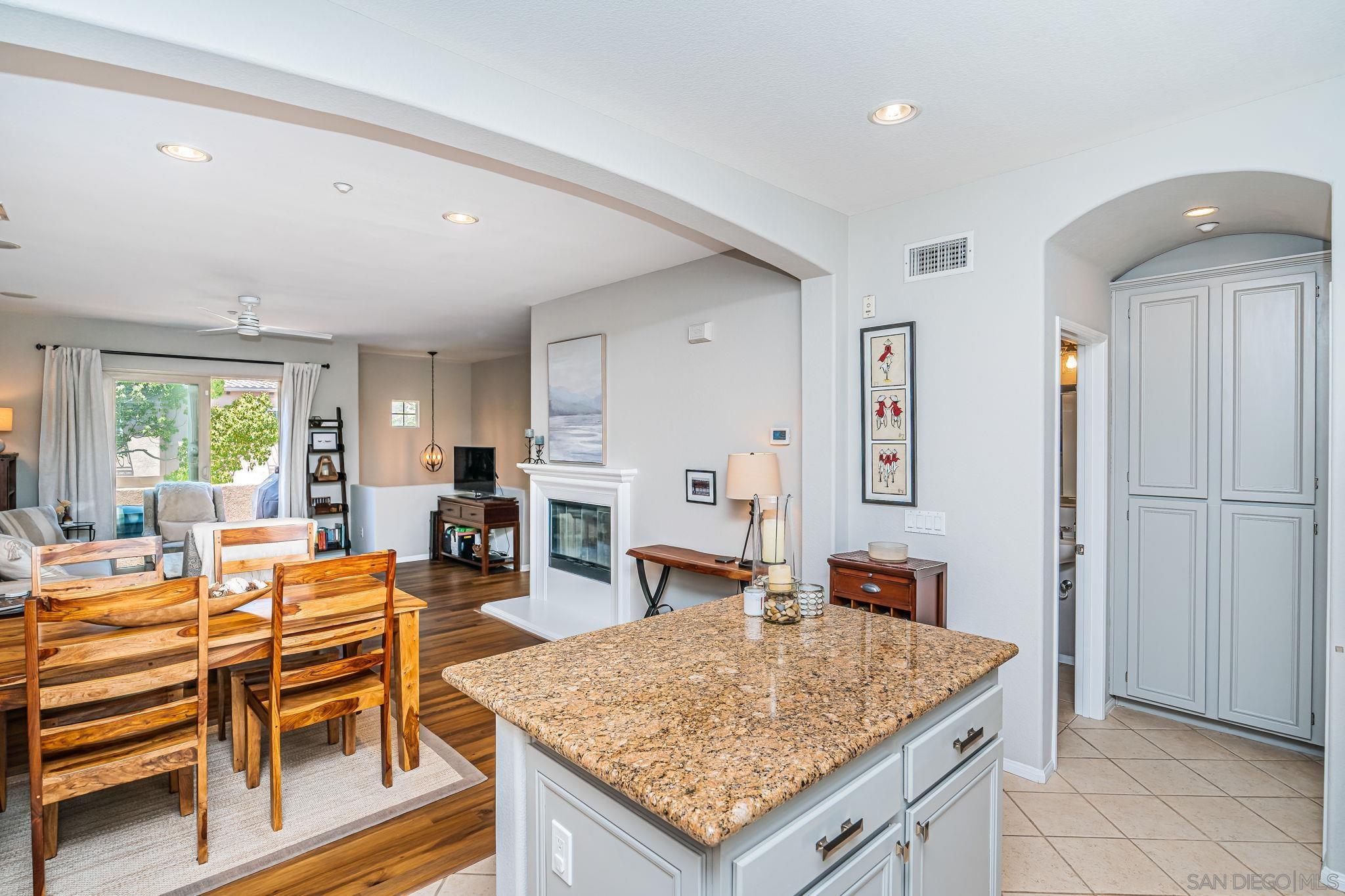 Detail Gallery Image 11 of 47 For 2556  Escala Circle, San Diego,  CA 92108 - 2 Beds | 2/1 Baths