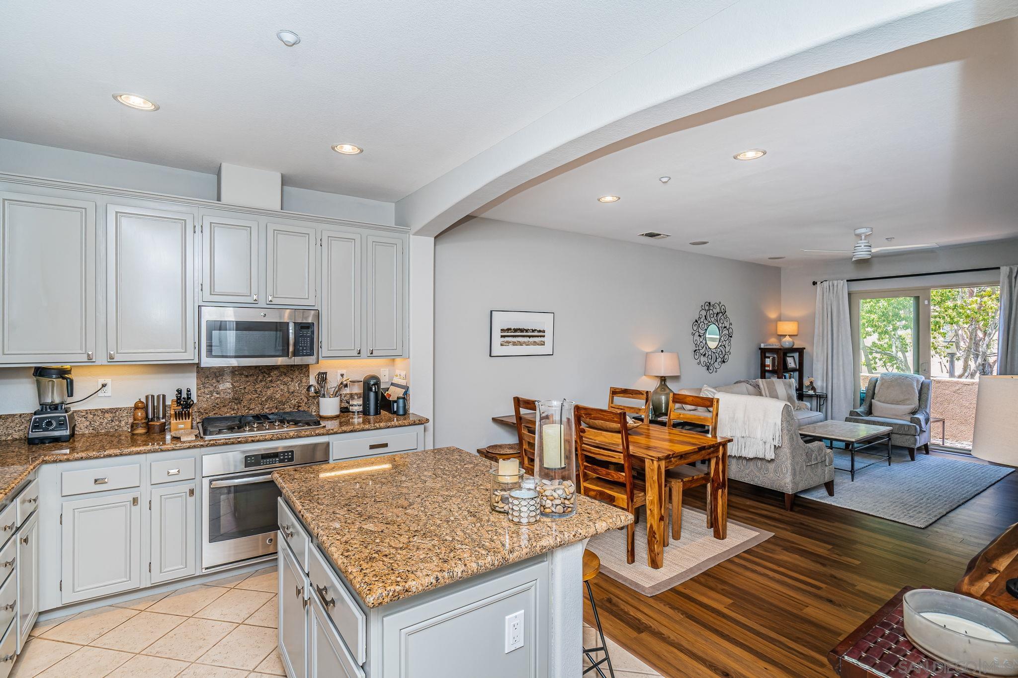 Detail Gallery Image 12 of 47 For 2556  Escala Circle, San Diego,  CA 92108 - 2 Beds | 2/1 Baths