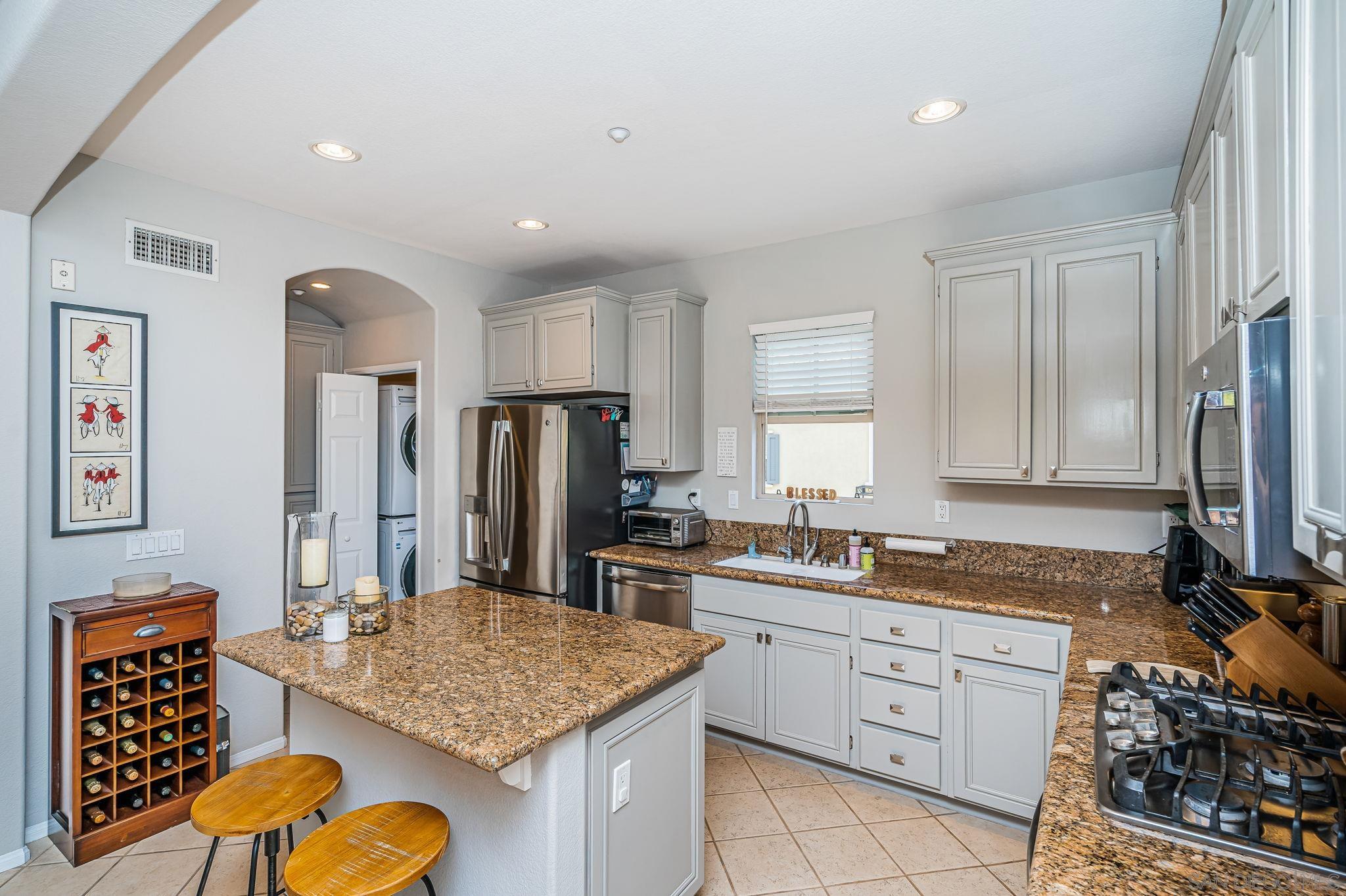 Detail Gallery Image 13 of 47 For 2556  Escala Circle, San Diego,  CA 92108 - 2 Beds | 2/1 Baths