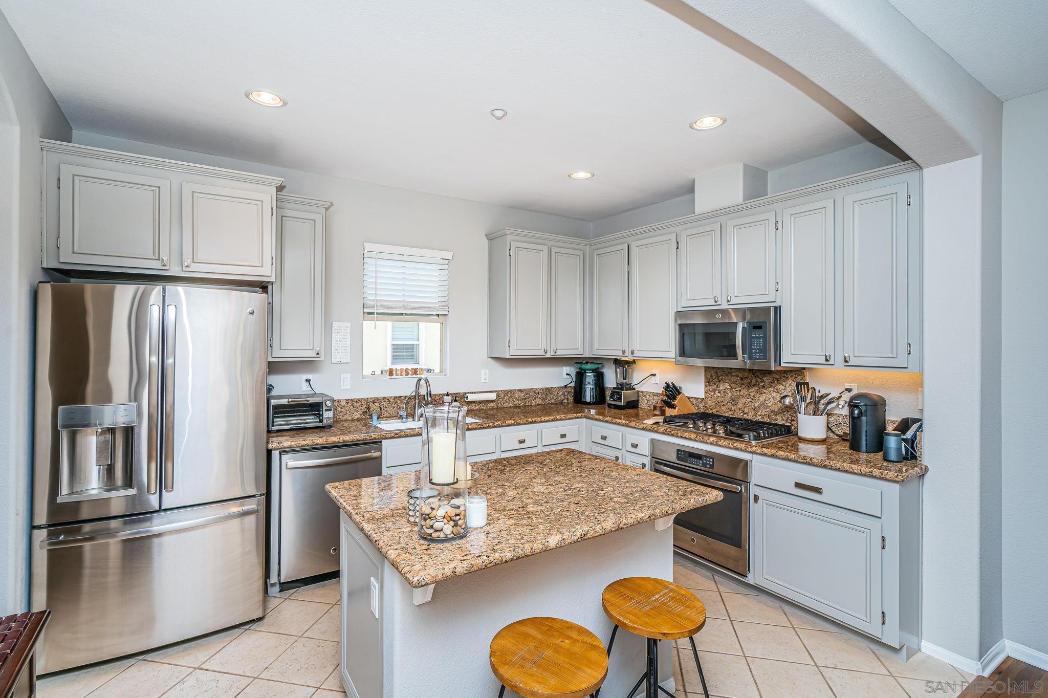 Detail Gallery Image 14 of 47 For 2556  Escala Circle, San Diego,  CA 92108 - 2 Beds | 2/1 Baths