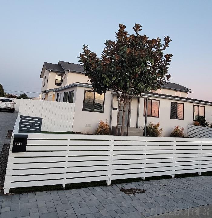 Detail Gallery Image 2 of 10 For 2027  Abbe, San Diego,  CA 92111 - 3 Beds | 2 Baths