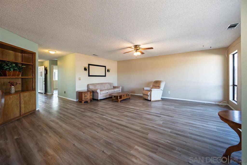 Detail Gallery Image 11 of 24 For 1811  Lynx Glen, Escondido,  CA 92026 - 2 Beds | 2 Baths