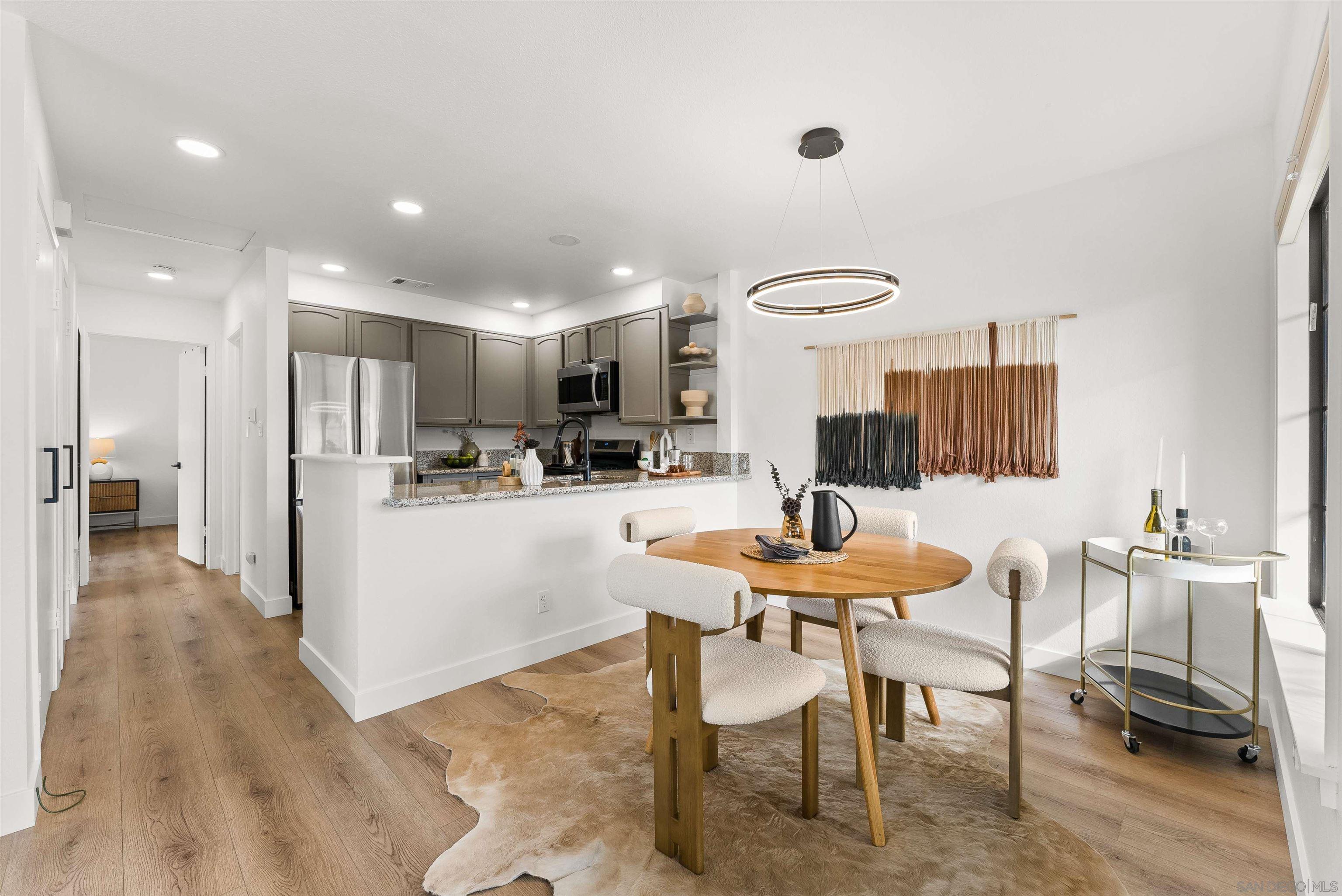 Detail Gallery Image 5 of 21 For 3546  Seahorn Cir, San Diego,  CA 92130 - 2 Beds | 2 Baths