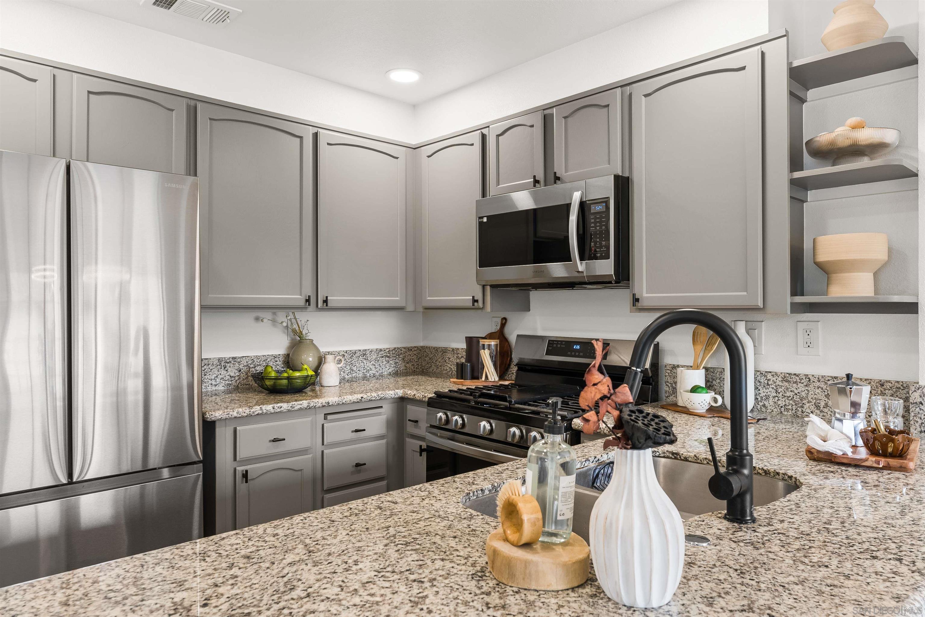 Detail Gallery Image 6 of 21 For 3546  Seahorn Cir, San Diego,  CA 92130 - 2 Beds | 2 Baths