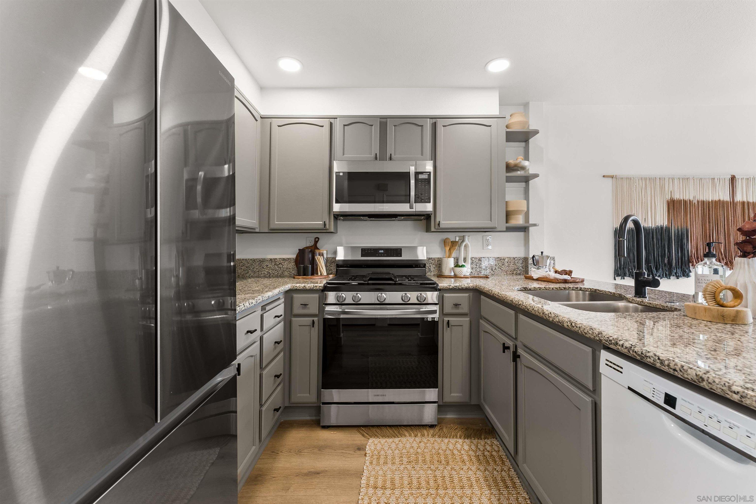 Detail Gallery Image 7 of 21 For 3546  Seahorn Cir, San Diego,  CA 92130 - 2 Beds | 2 Baths