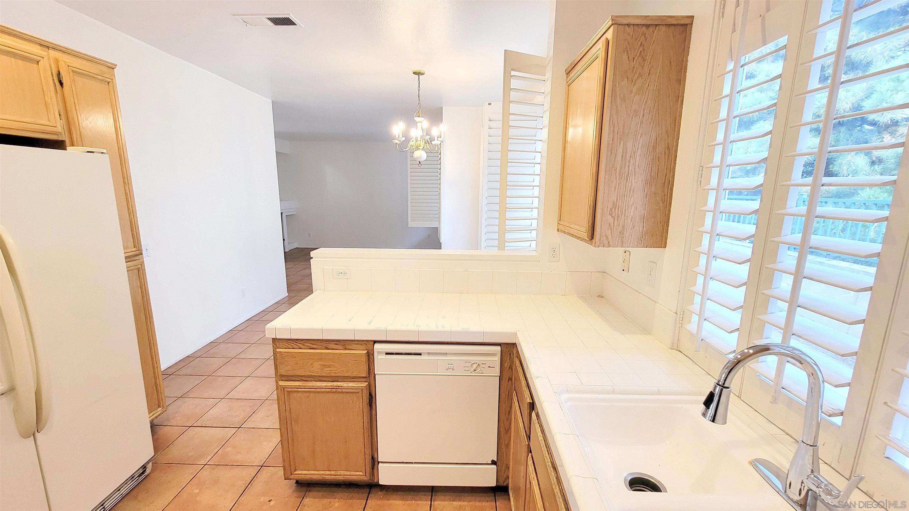 Detail Gallery Image 9 of 28 For 1205  Calle Tesoro, Chula Vista,  CA 91915 - 3 Beds | 2/1 Baths