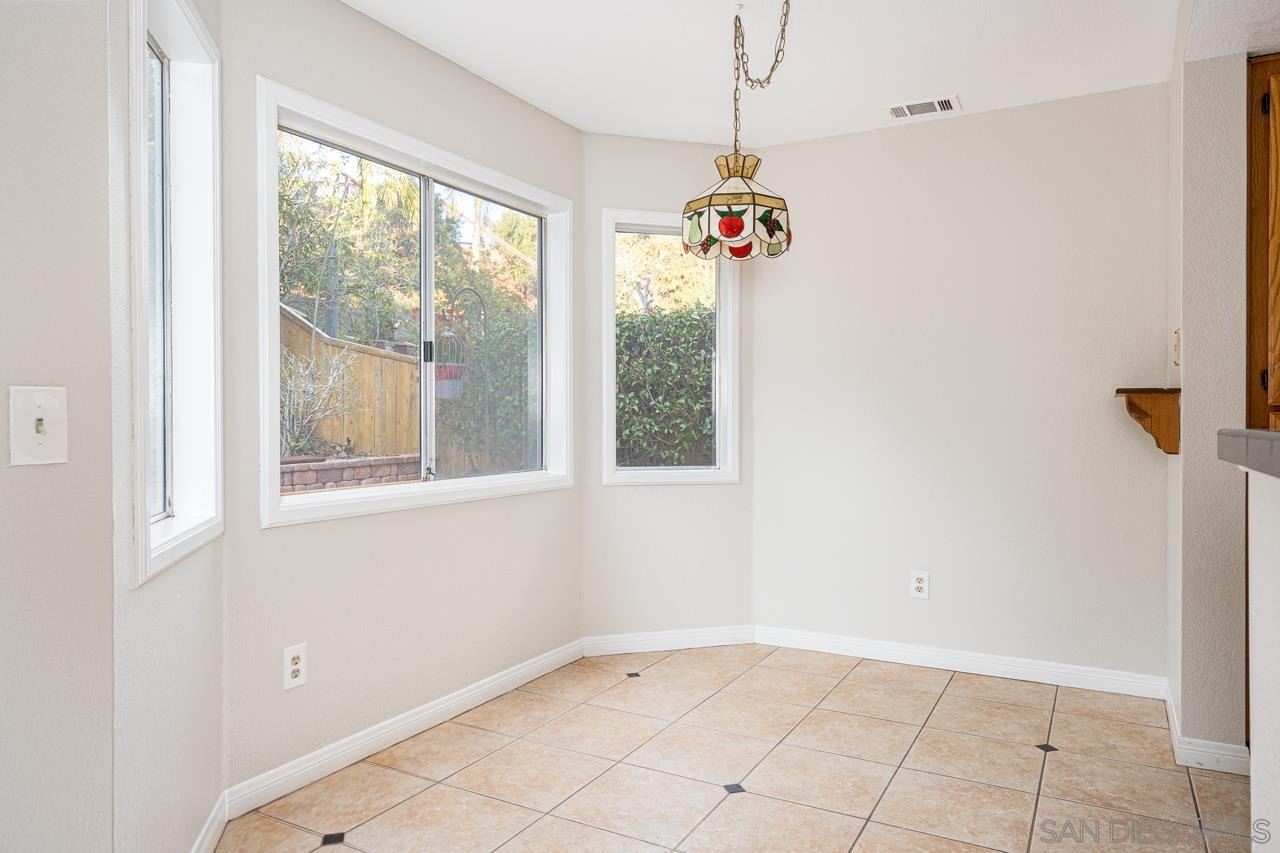 Detail Gallery Image 12 of 32 For 9244  Calle De Vista Oeste, San Diego,  CA 92129 - 4 Beds | 3 Baths