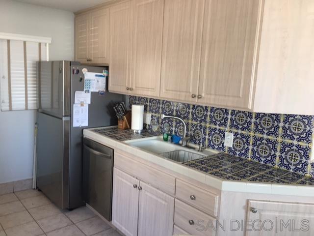 Detail Gallery Image 6 of 10 For 8153  Camino Del Oro, La Jolla,  CA 92037 - 2 Beds | 2 Baths