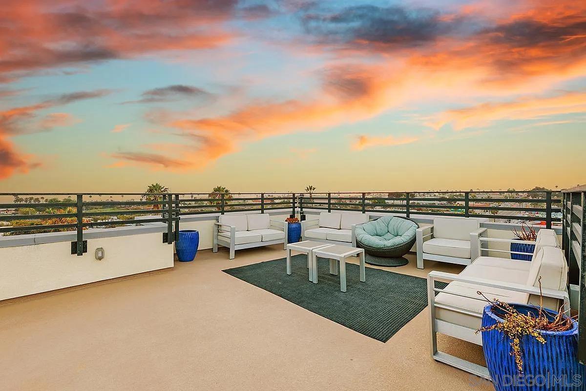 Detail Gallery Image 2 of 23 For 1557  Vista Del Mar Way  3, Oceanside,  CA 92054 - 3 Beds | 3/1 Baths