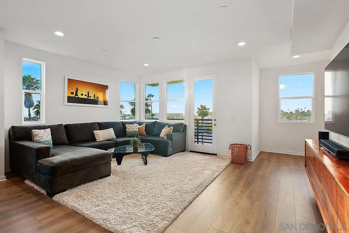 Detail Gallery Image 5 of 23 For 1557  Vista Del Mar Way  3, Oceanside,  CA 92054 - 3 Beds | 3/1 Baths