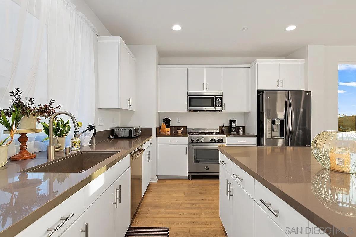 Detail Gallery Image 8 of 23 For 1557  Vista Del Mar Way  3, Oceanside,  CA 92054 - 3 Beds | 3/1 Baths