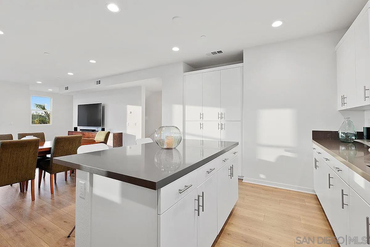 Detail Gallery Image 9 of 23 For 1557  Vista Del Mar Way  3, Oceanside,  CA 92054 - 3 Beds | 3/1 Baths