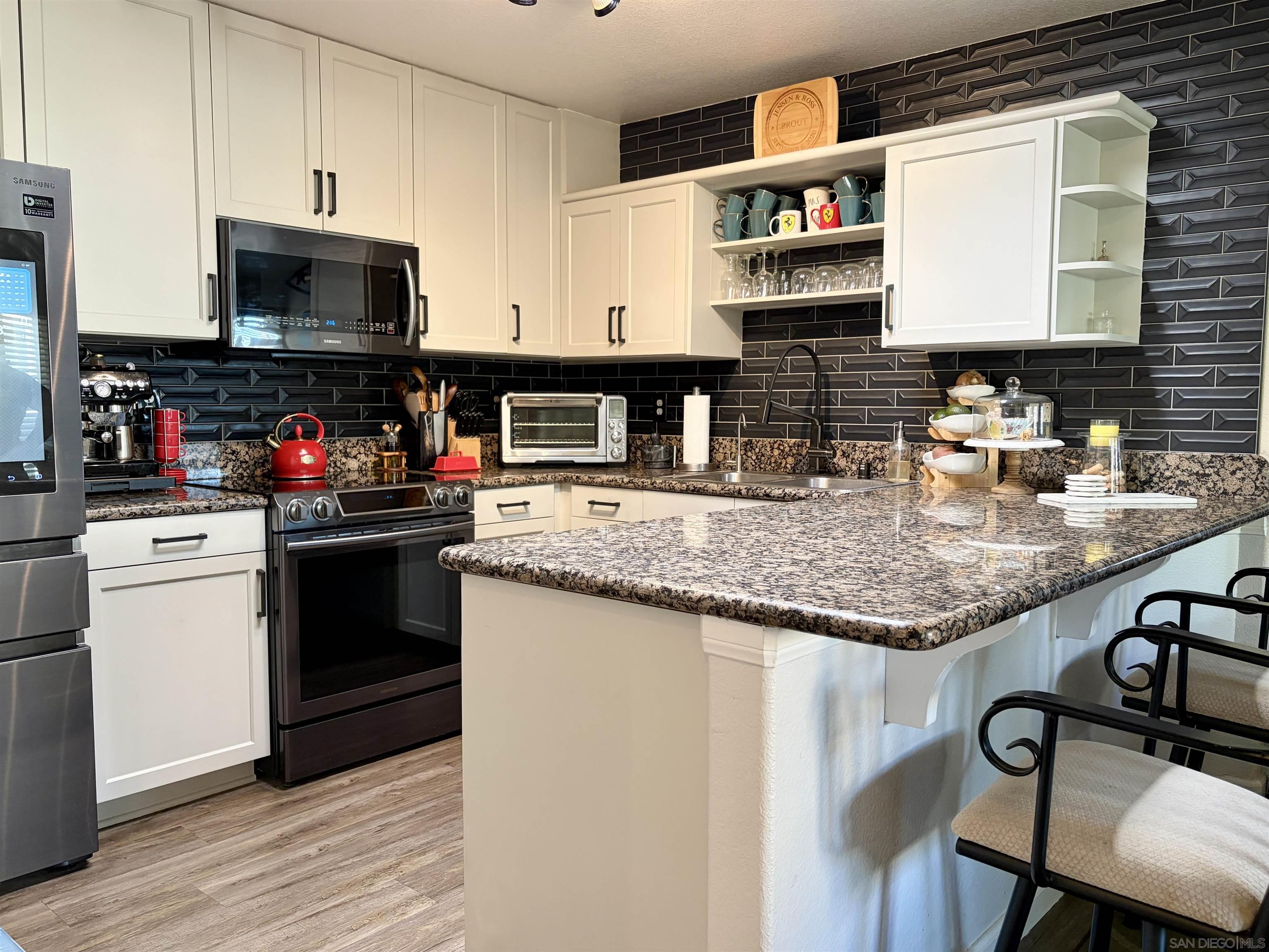 Detail Gallery Image 2 of 7 For 1548  Thomas Ave  #6,  San Diego,  CA 92109 - 2 Beds | 2 Baths