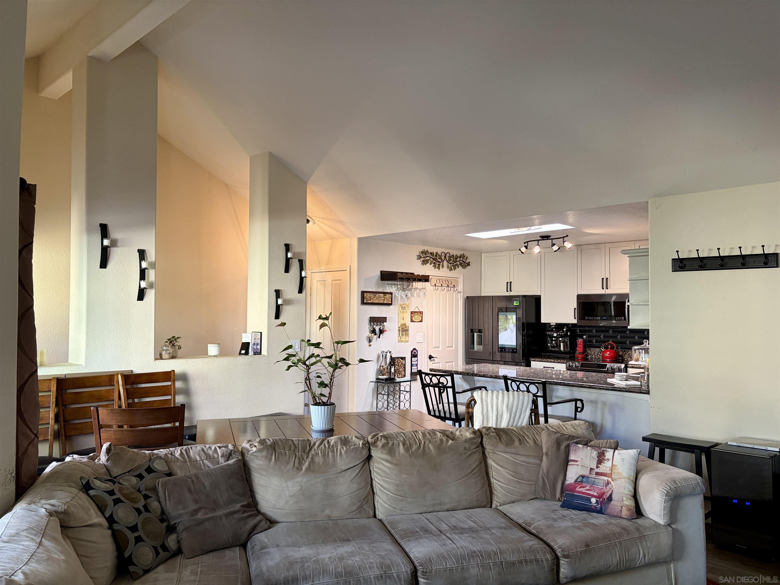 Detail Gallery Image 4 of 7 For 1548  Thomas Ave  #6,  San Diego,  CA 92109 - 2 Beds | 2 Baths